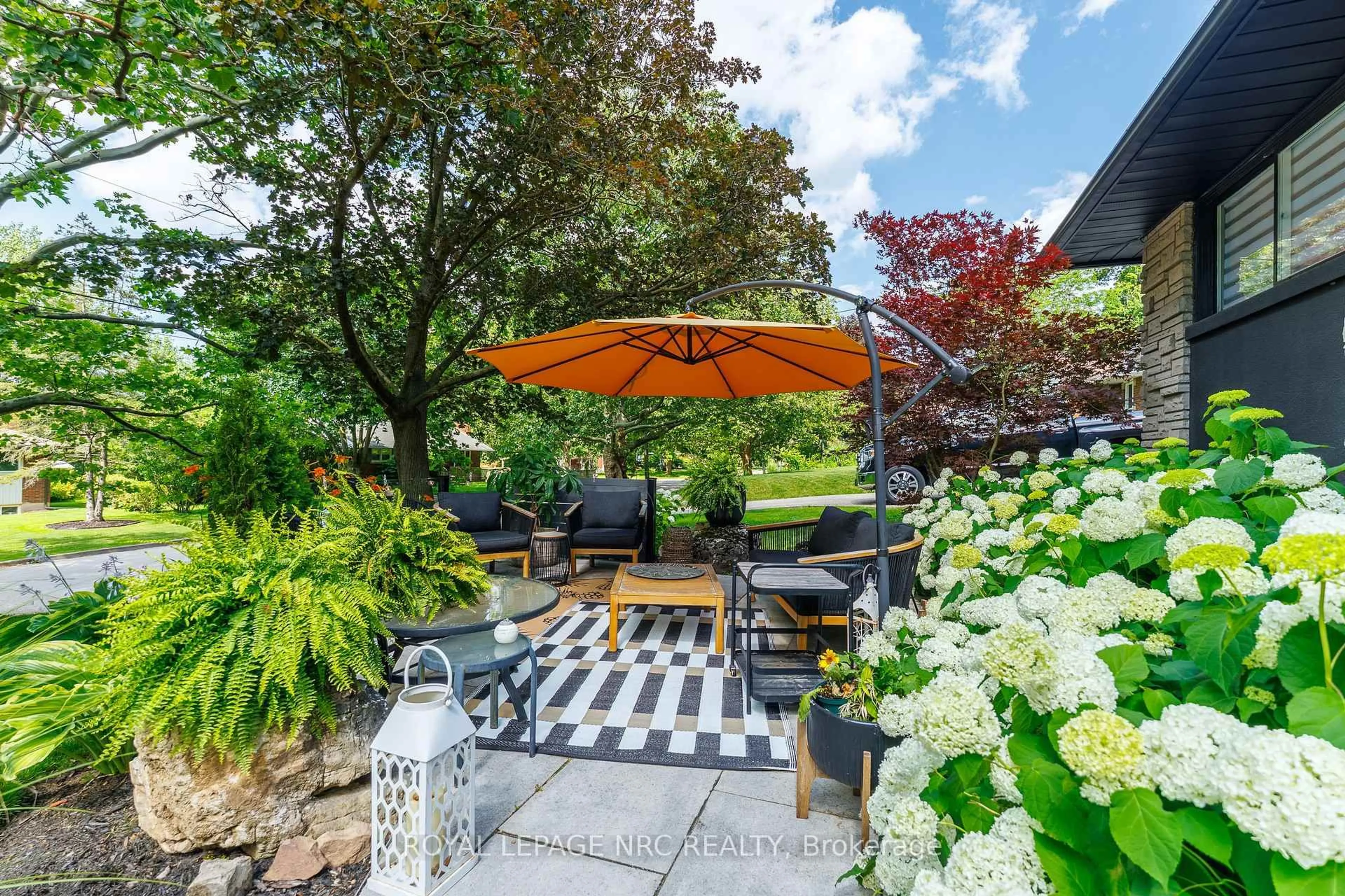 Patio, street for 180 Woodside Dr, St. Catharines Ontario L2T 1X6
