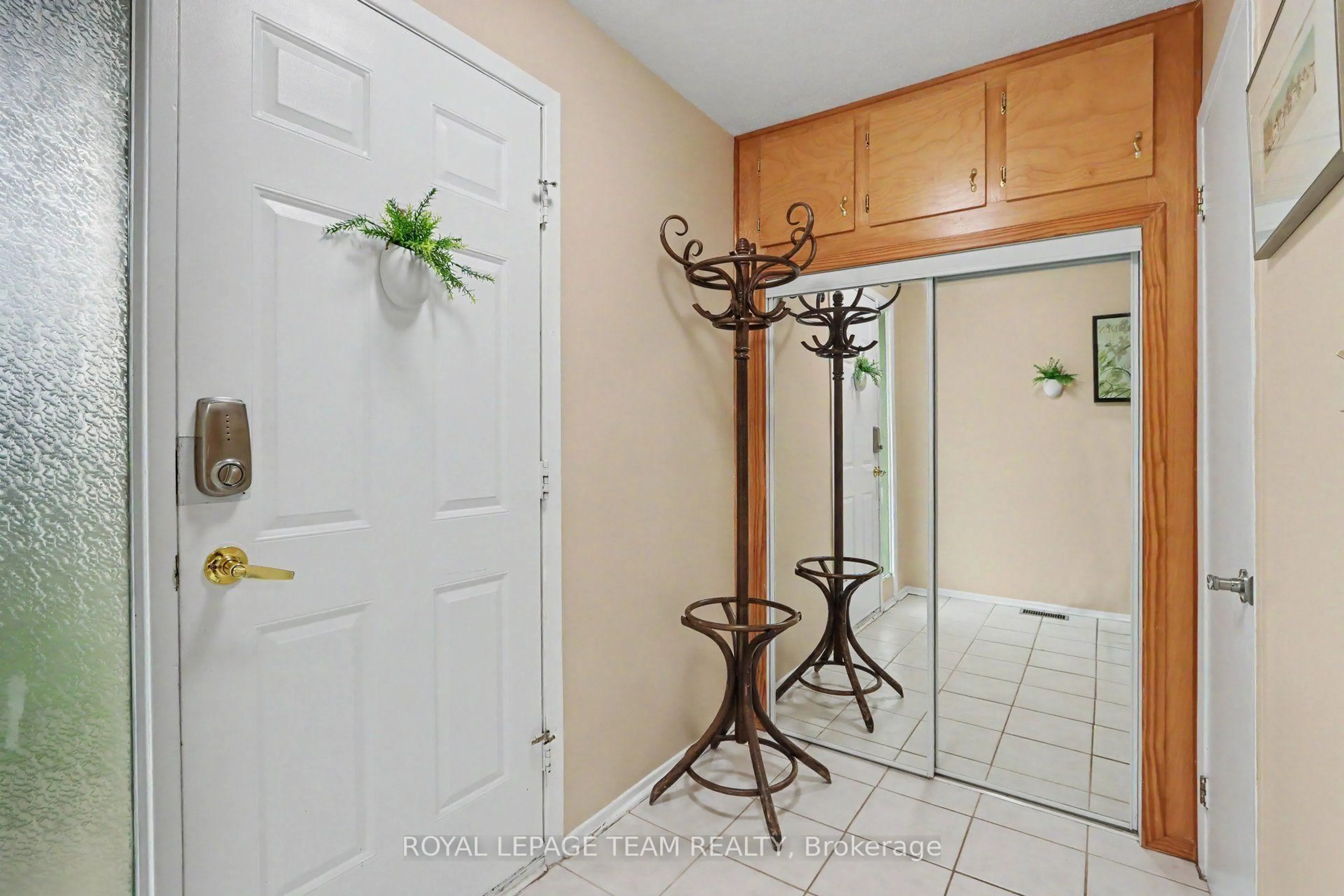 Indoor entryway for 95 Seabrooke Dr, Kanata Ontario K2L 2H9
