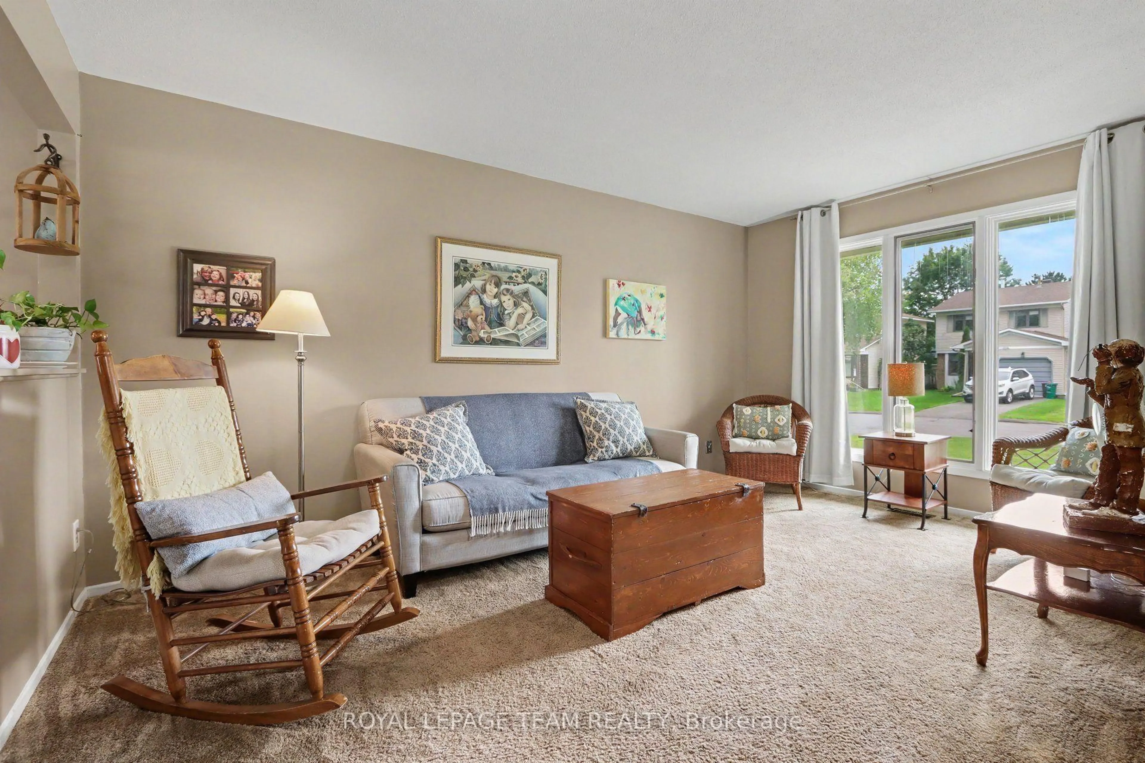 Living room with furniture, carpet floor for 95 Seabrooke Dr, Kanata Ontario K2L 2H9