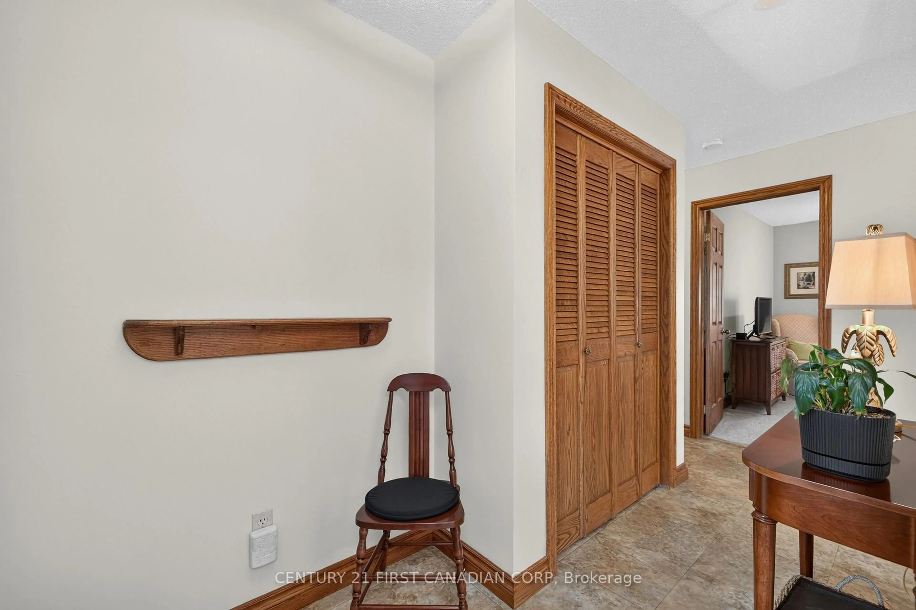 Indoor entryway for 22 Heritage Crt, Strathroy-Caradoc Ontario N7G 3Y6
