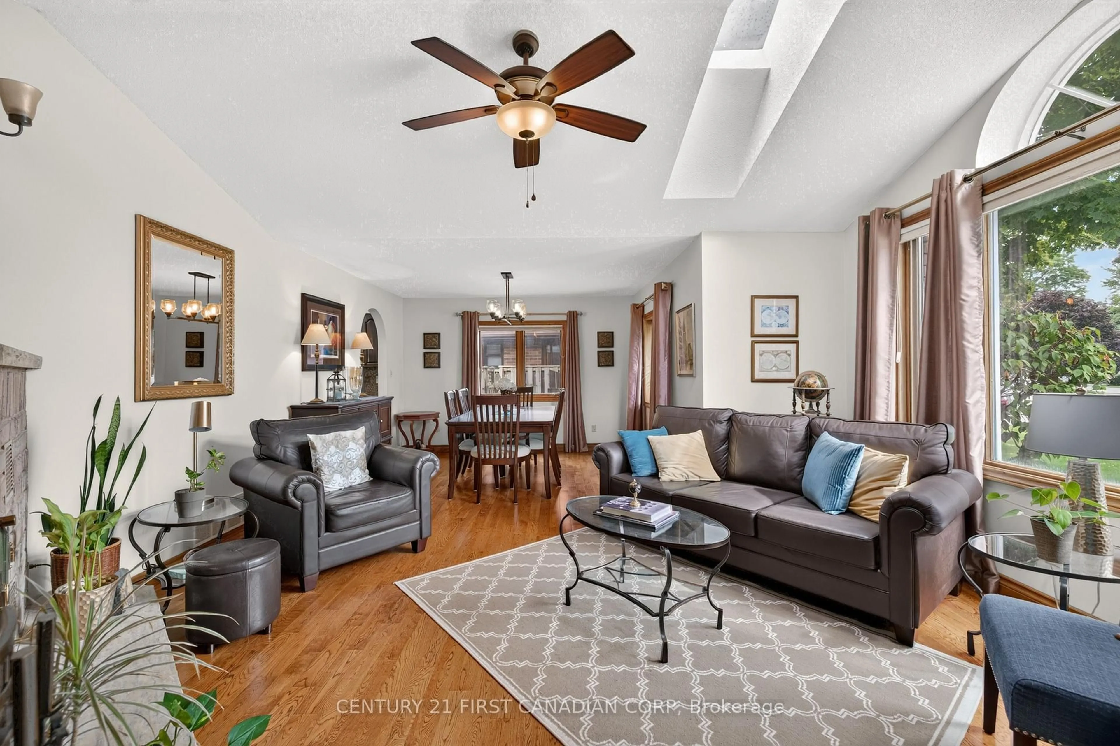 Living room with furniture, unknown for 22 Heritage Crt, Strathroy-Caradoc Ontario N7G 3Y6