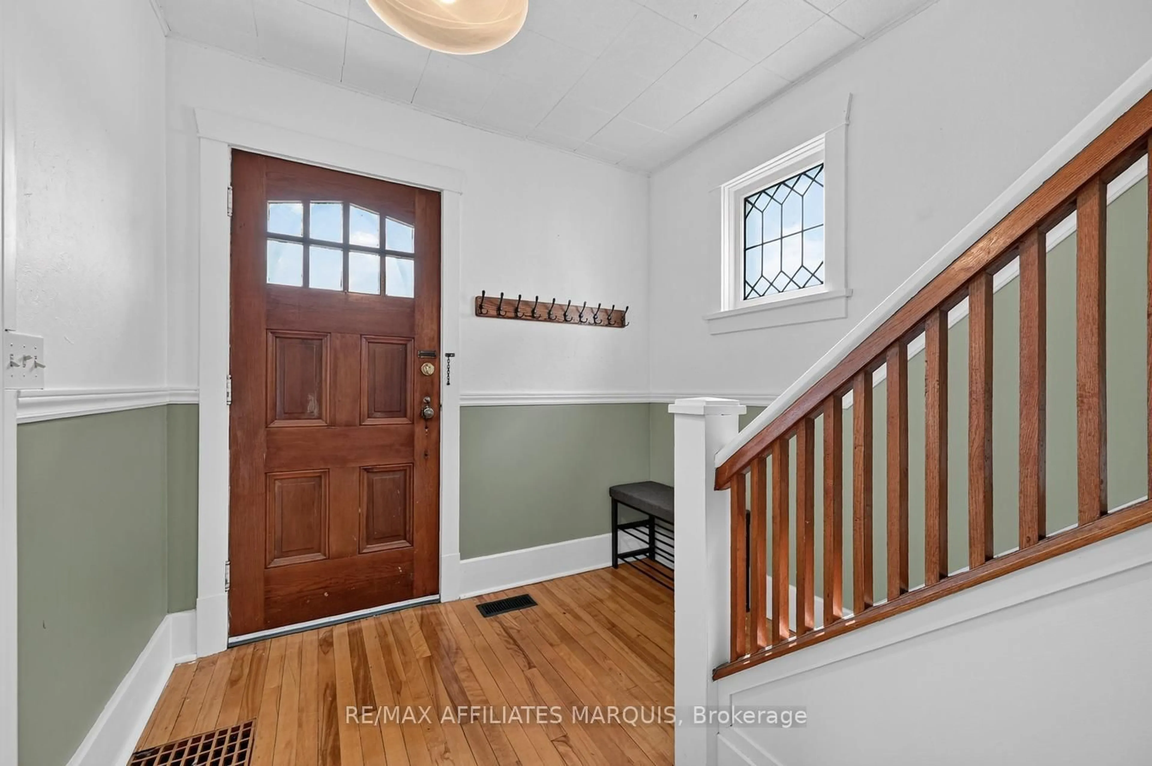 Indoor entryway for 53 Smiths Falls Ave, Smiths Falls Ontario K7A 3B2