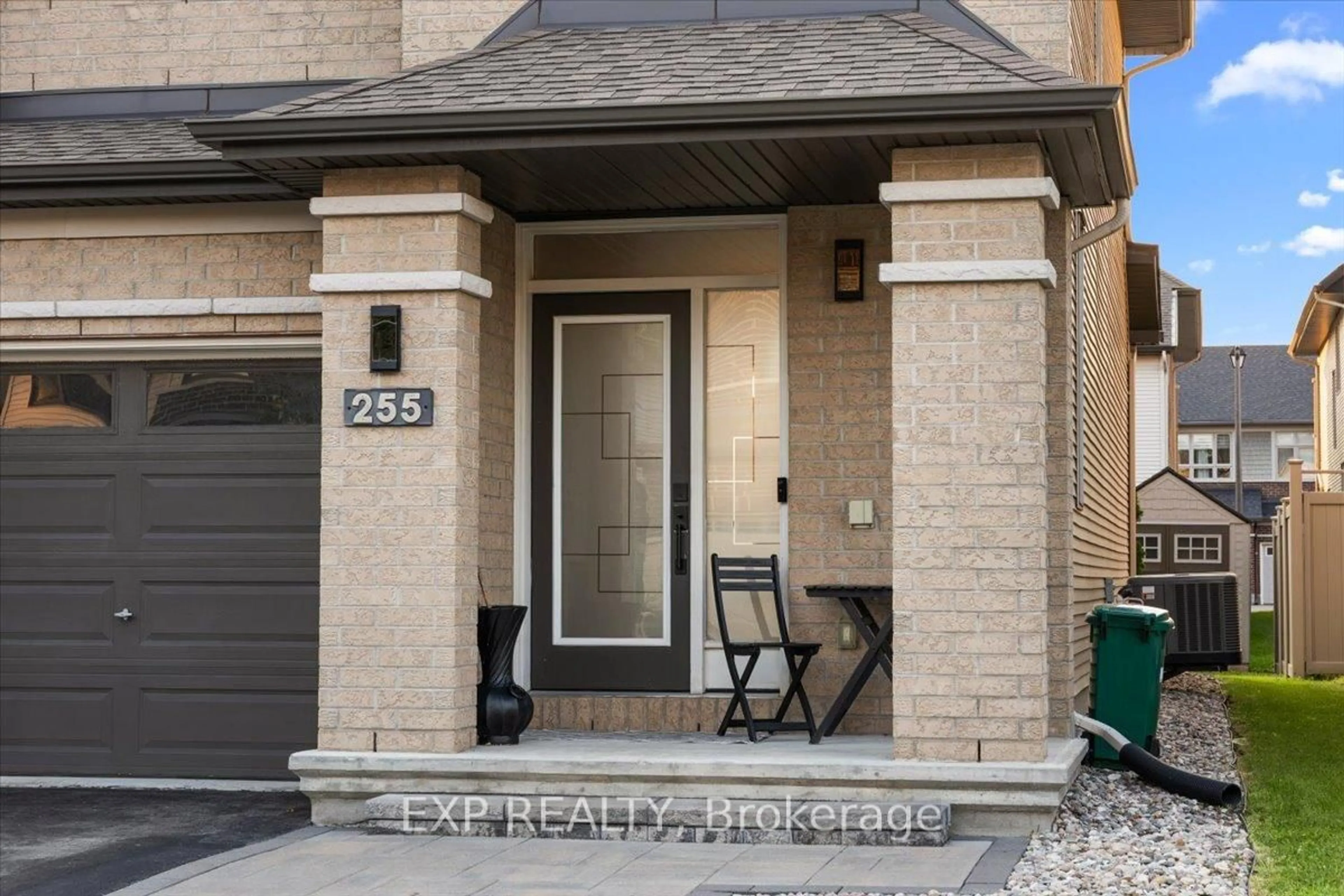 Indoor entryway for 255 Shinleaf Cres, Ottawa Ontario K1W 0J2