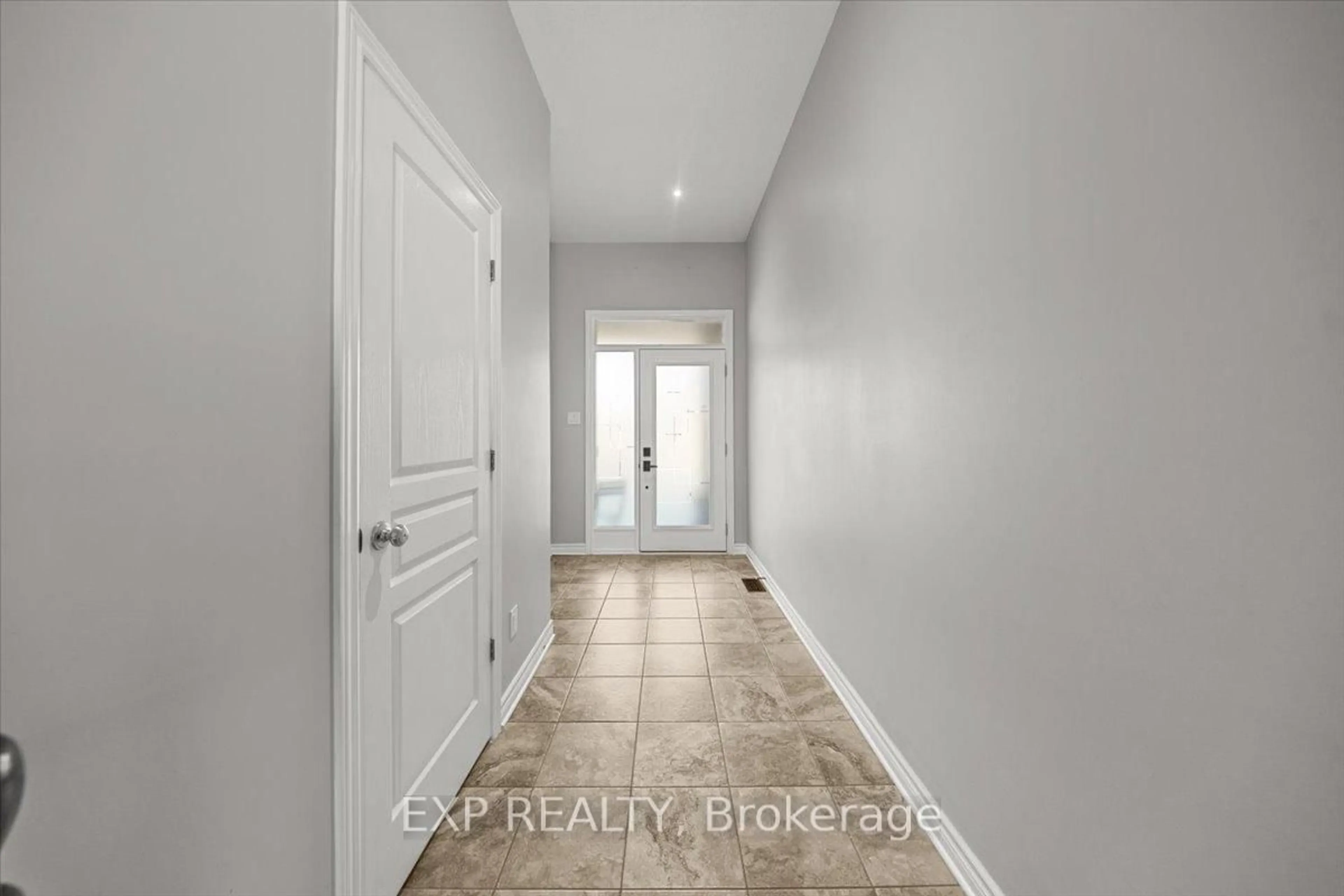 Indoor entryway for 255 Shinleaf Cres, Ottawa Ontario K1W 0J2