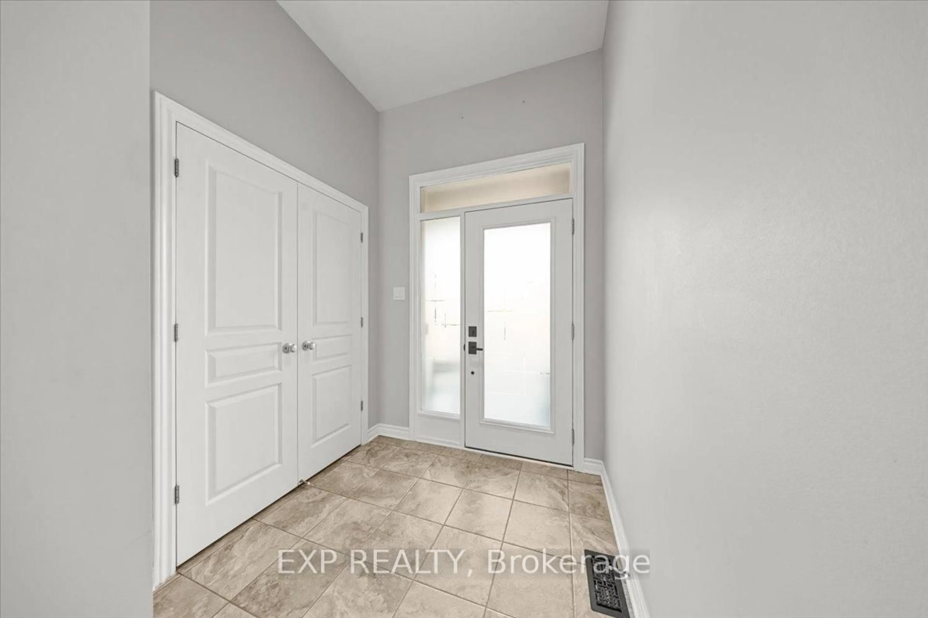 Indoor entryway for 255 Shinleaf Cres, Ottawa Ontario K1W 0J2