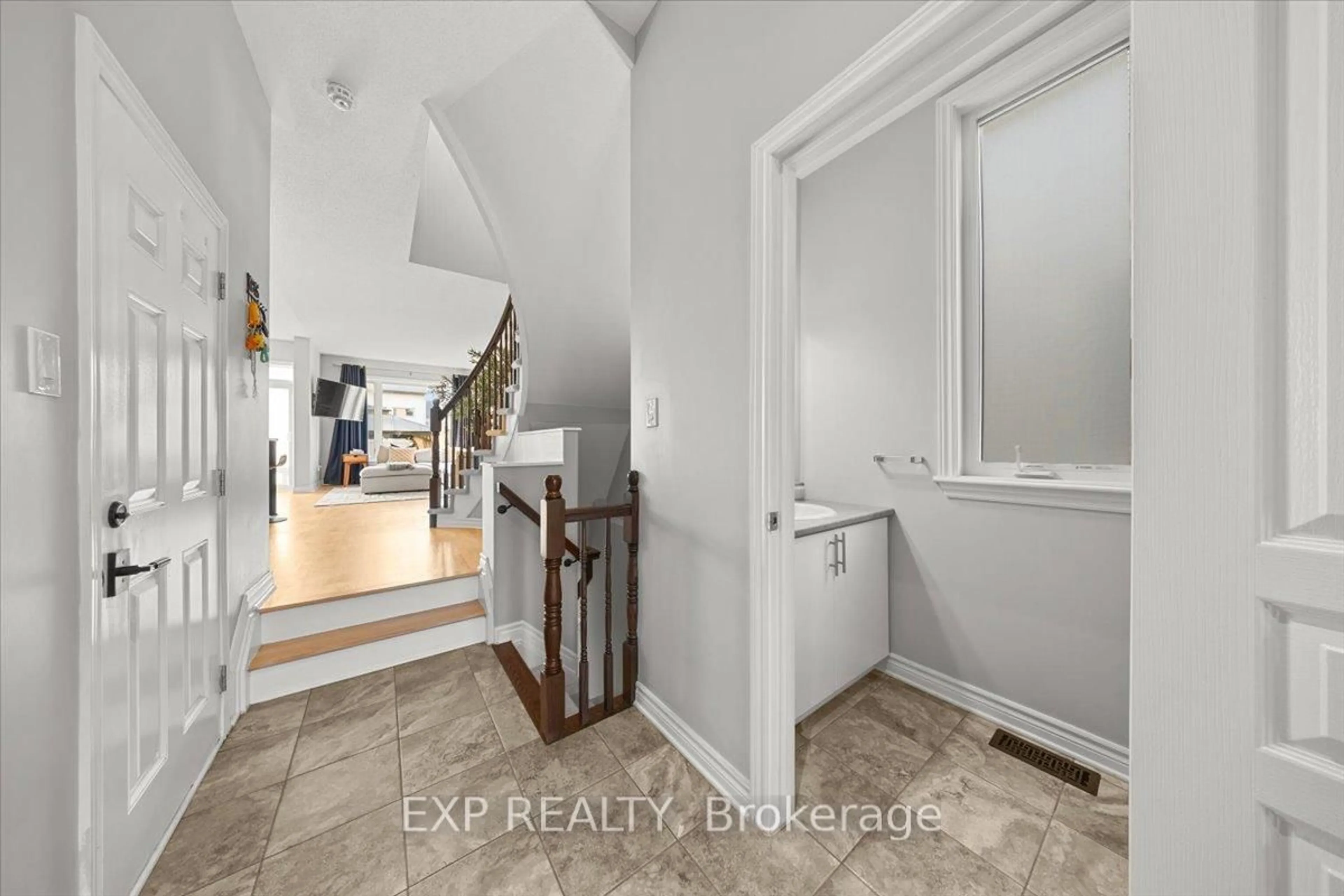 Indoor entryway for 255 Shinleaf Cres, Ottawa Ontario K1W 0J2