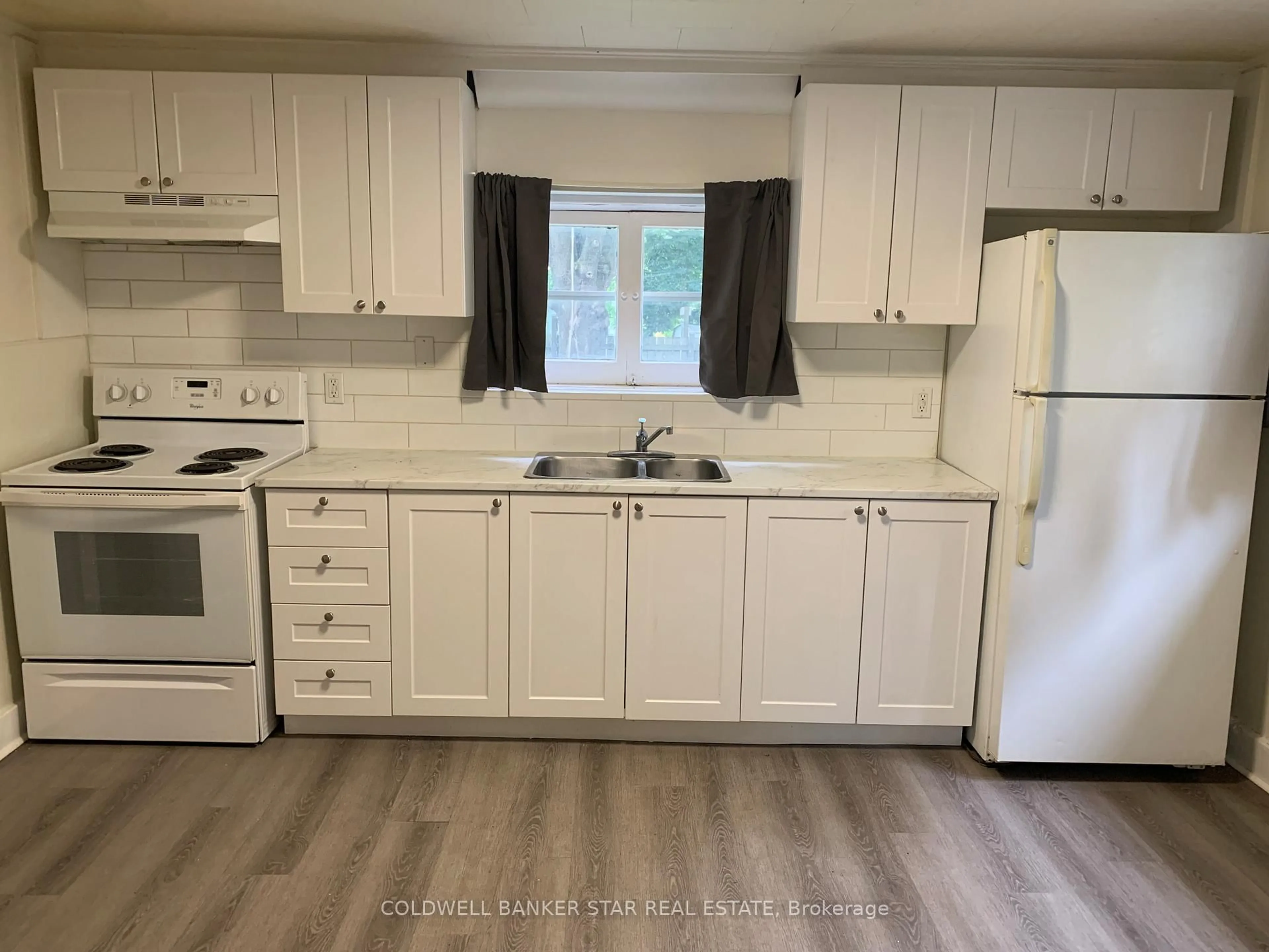 Standard kitchen, wood/laminate floor for 40 Barnes St, St. Thomas Ontario N5R 2V5