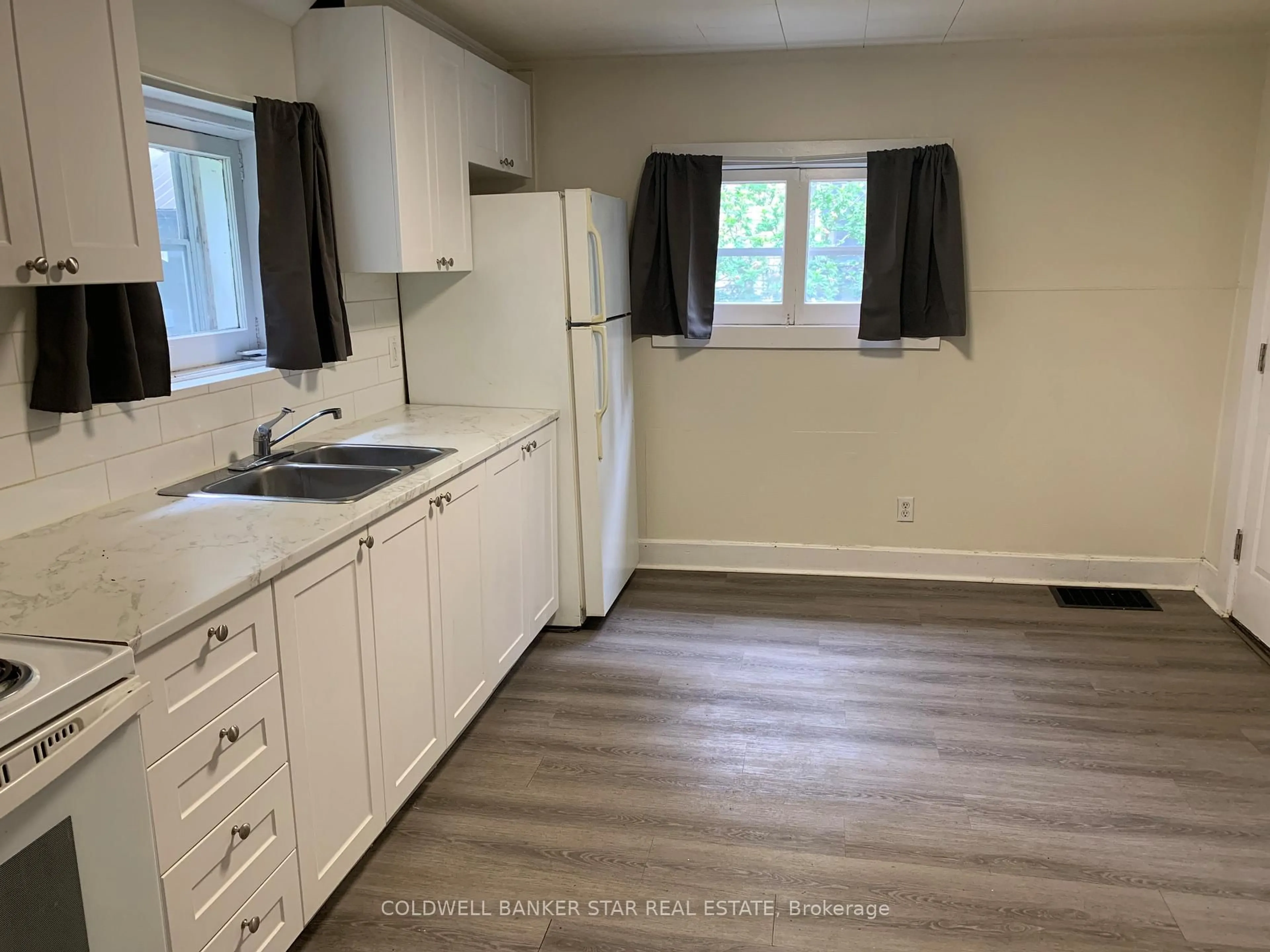Standard kitchen, unknown for 40 Barnes St, St. Thomas Ontario N5R 2V5