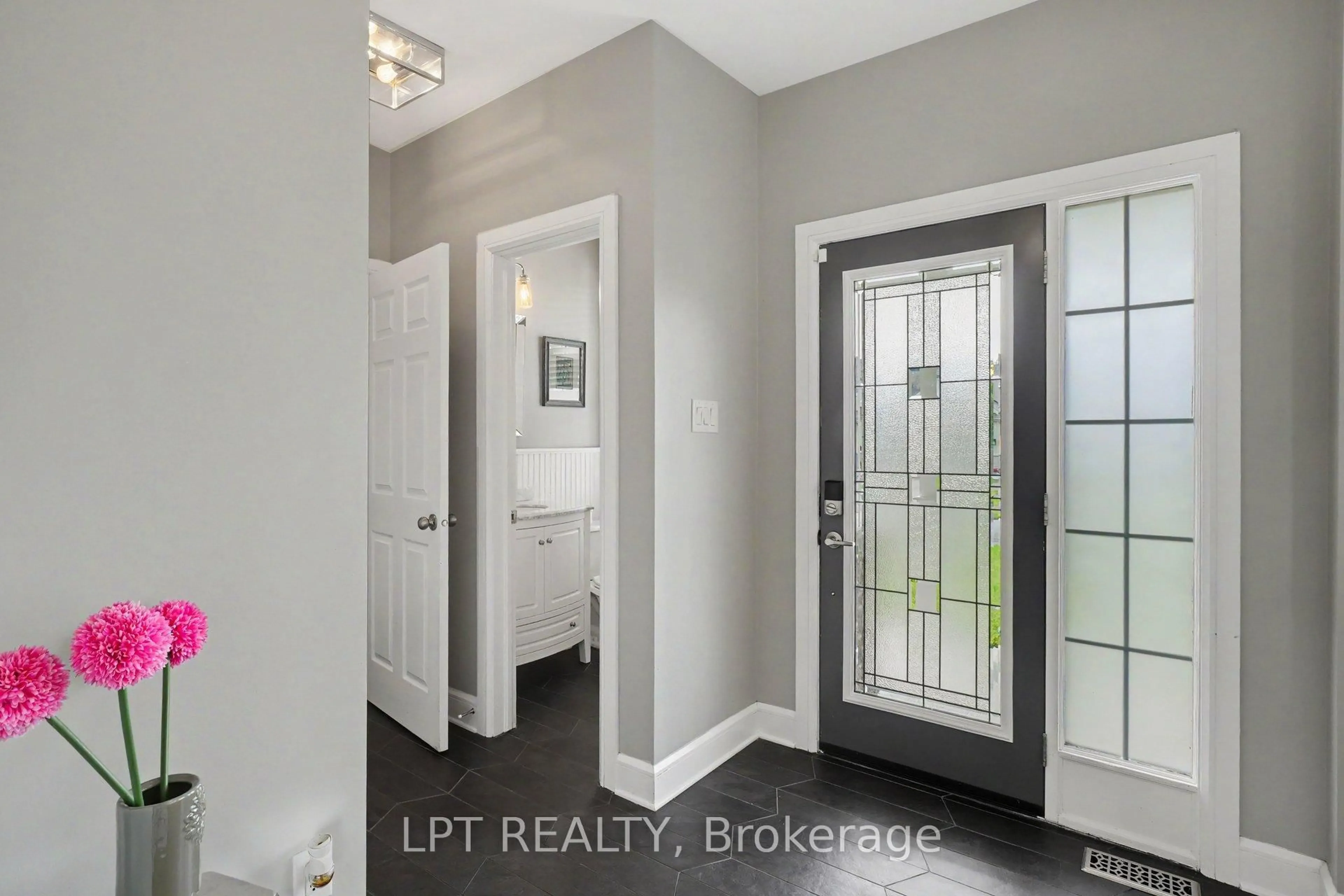 Indoor entryway for Waterdown 6548 St, Greely Ontario K4P 0E7
