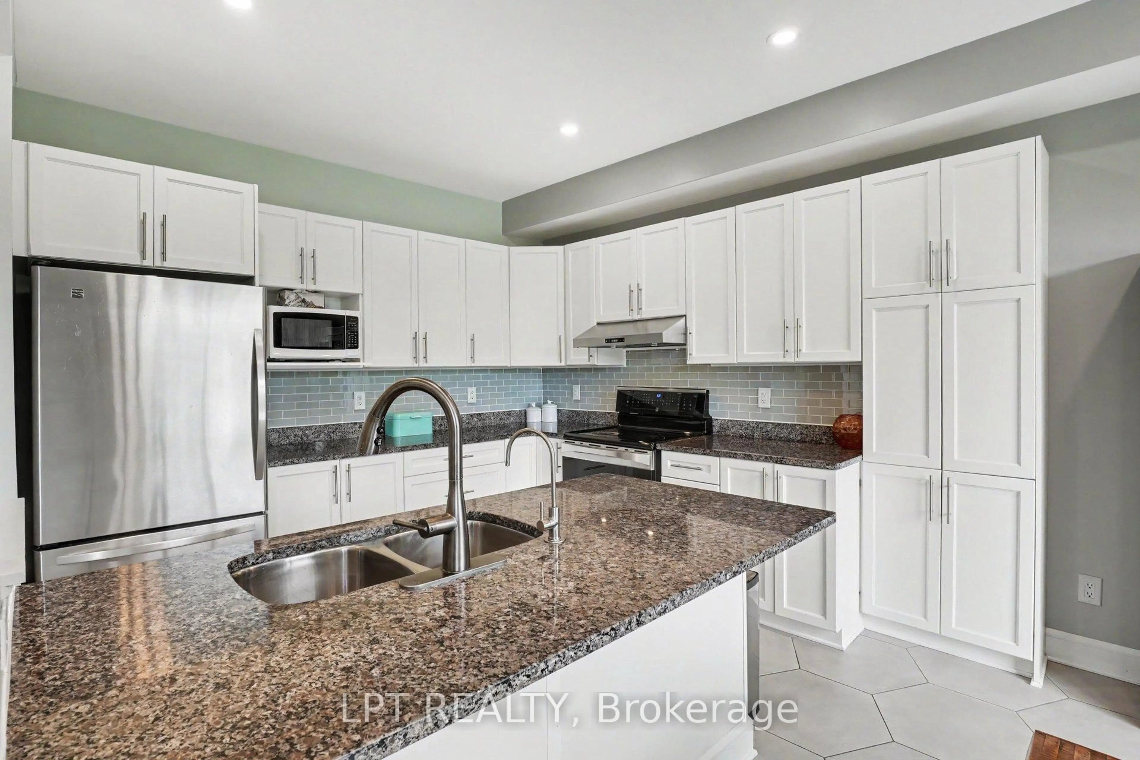 Open concept kitchen, ceramic/tile floor for Waterdown 6548 St, Greely Ontario K4P 0E7