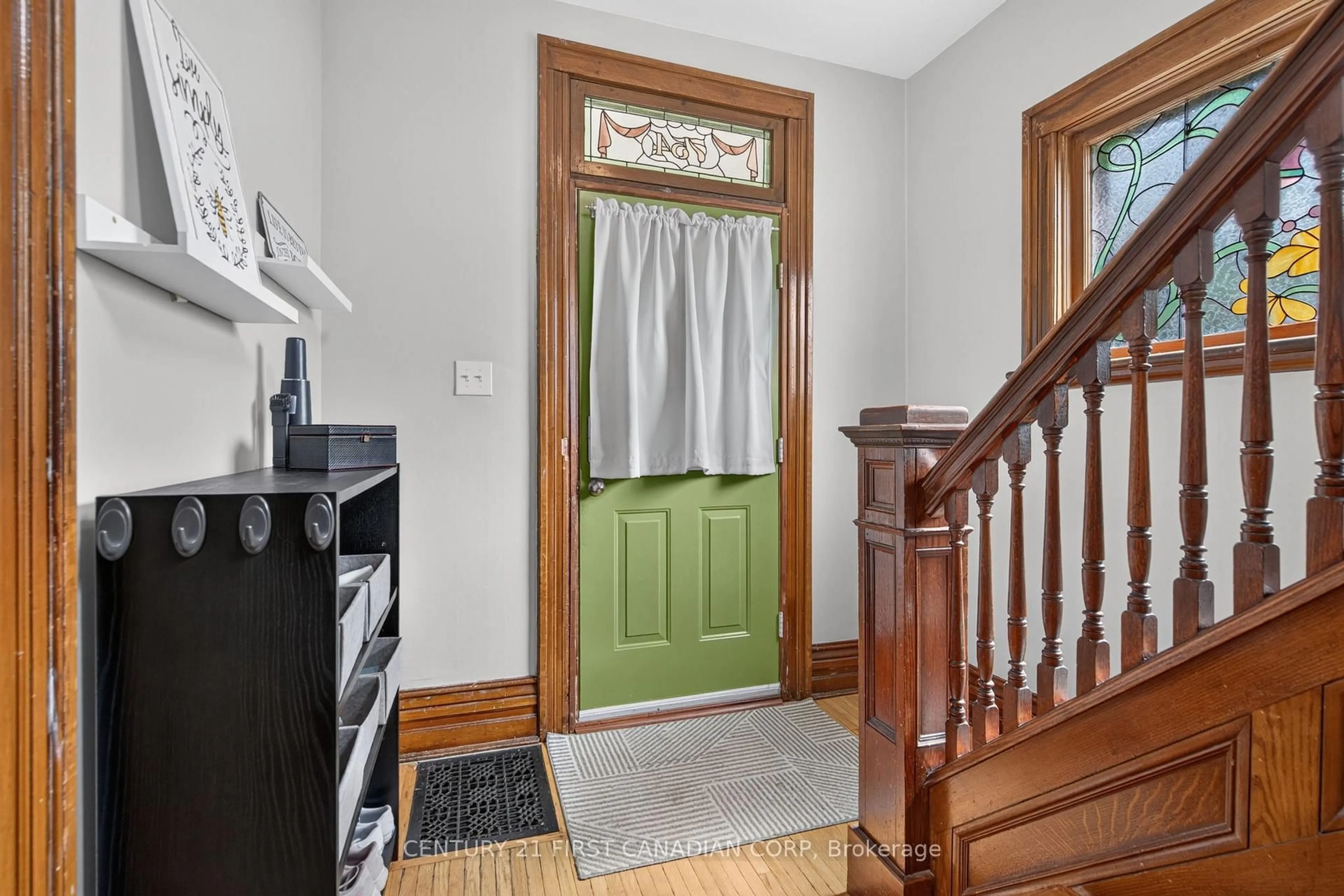 Indoor entryway for 754 LORNE Ave, London East Ontario N5W 3K8