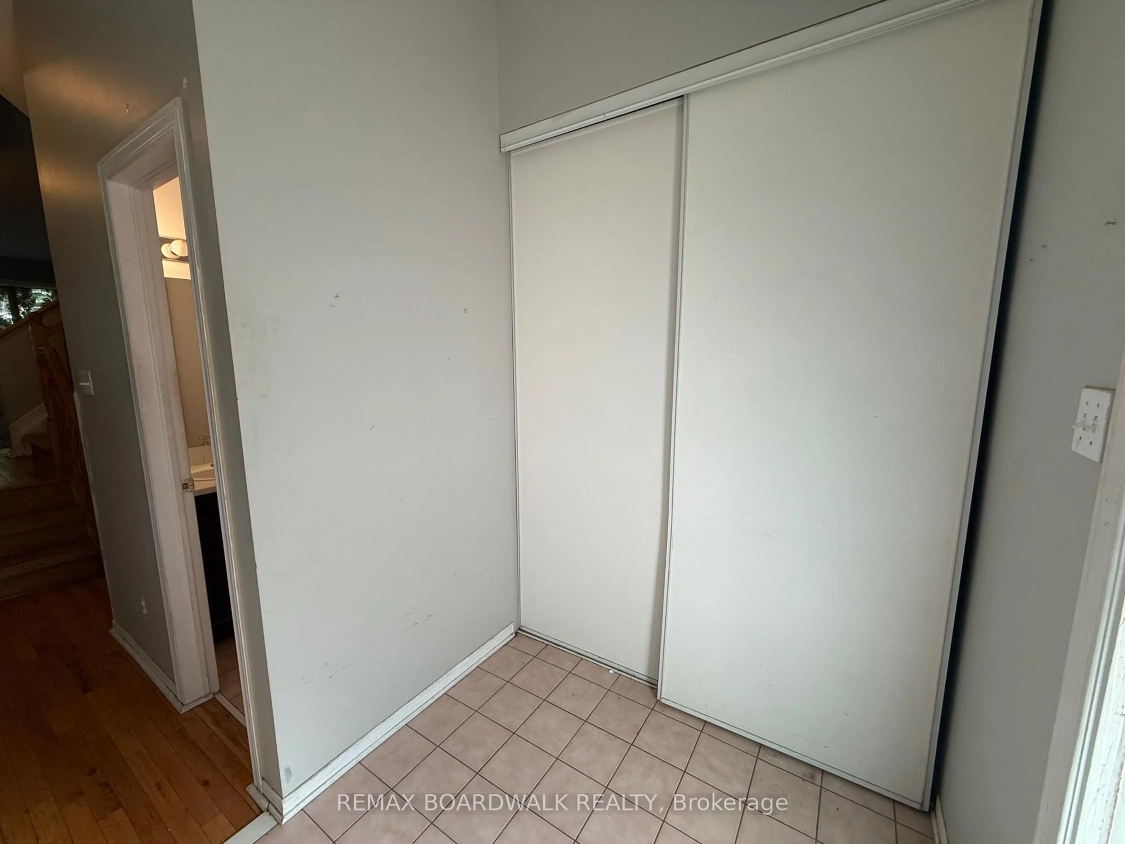 A pic of a room for 11 Meadowbreeze Dr, Ottawa Ontario K2M 2L6