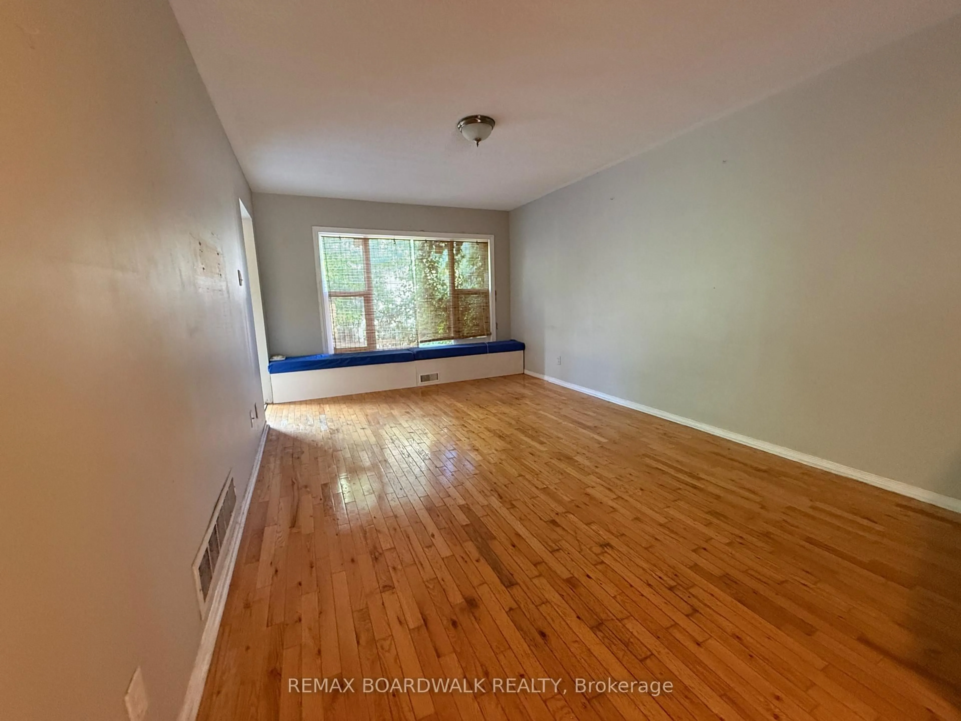 A pic of a room for 11 Meadowbreeze Dr, Ottawa Ontario K2M 2L6