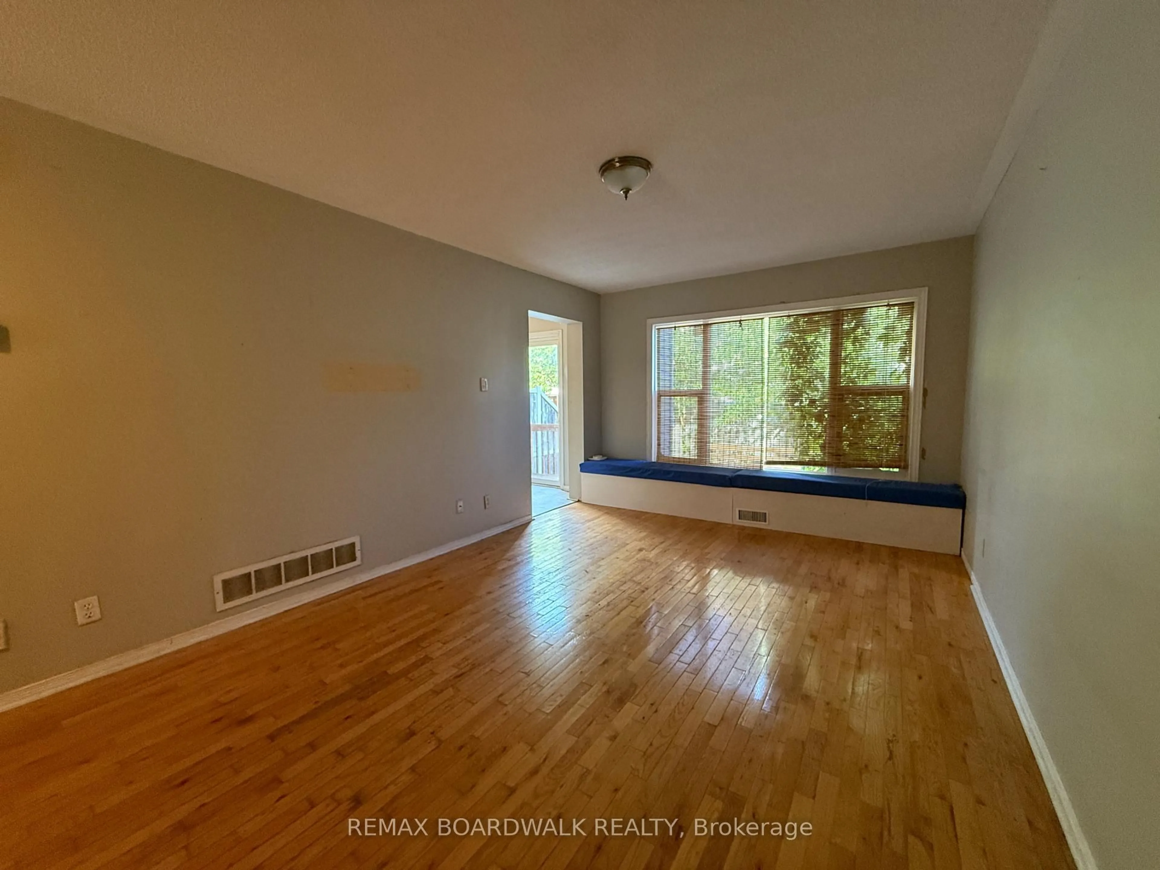 A pic of a room for 11 Meadowbreeze Dr, Ottawa Ontario K2M 2L6