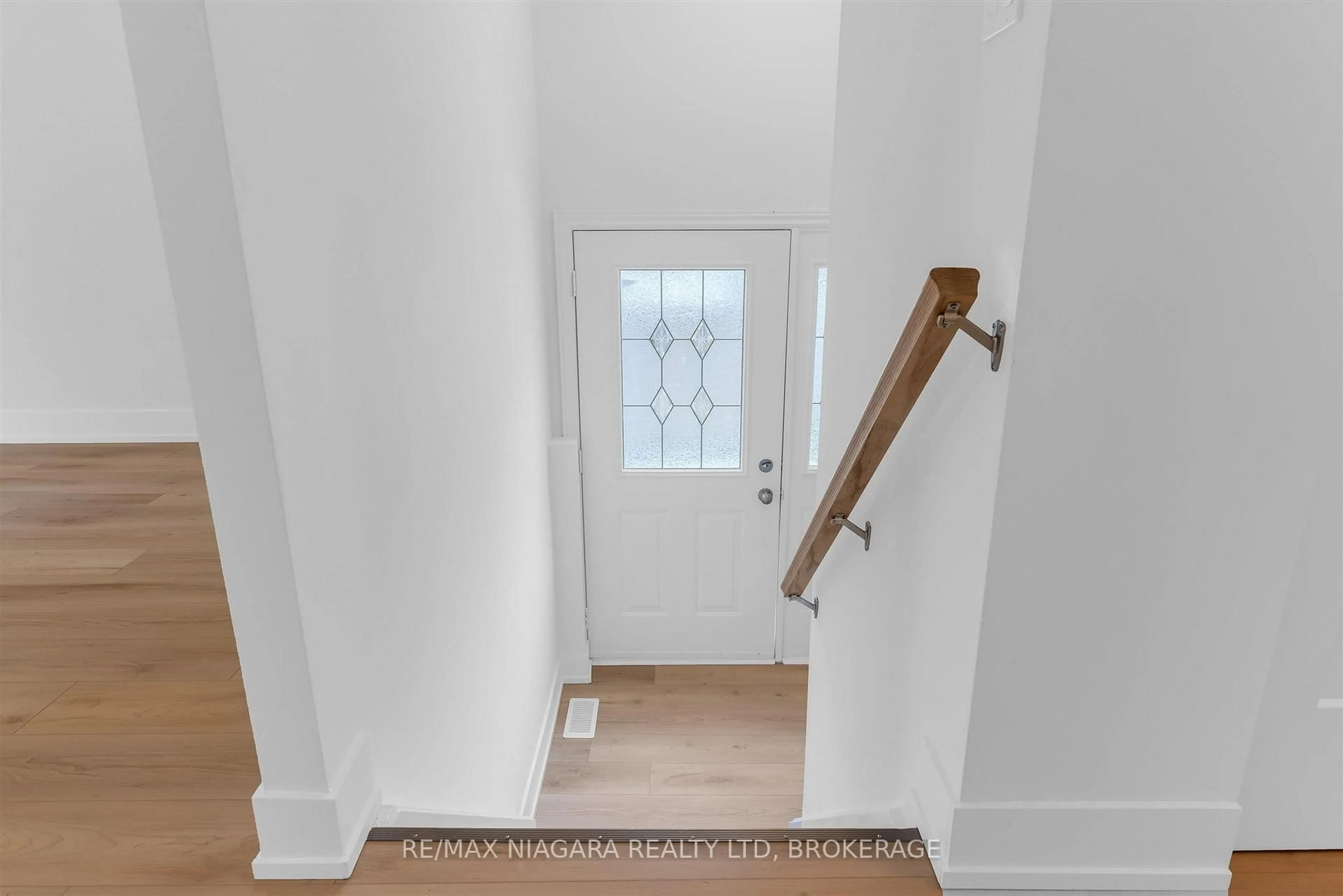 Indoor entryway for 2 BALDWIN Cres, Thorold Ontario L2V 4H5