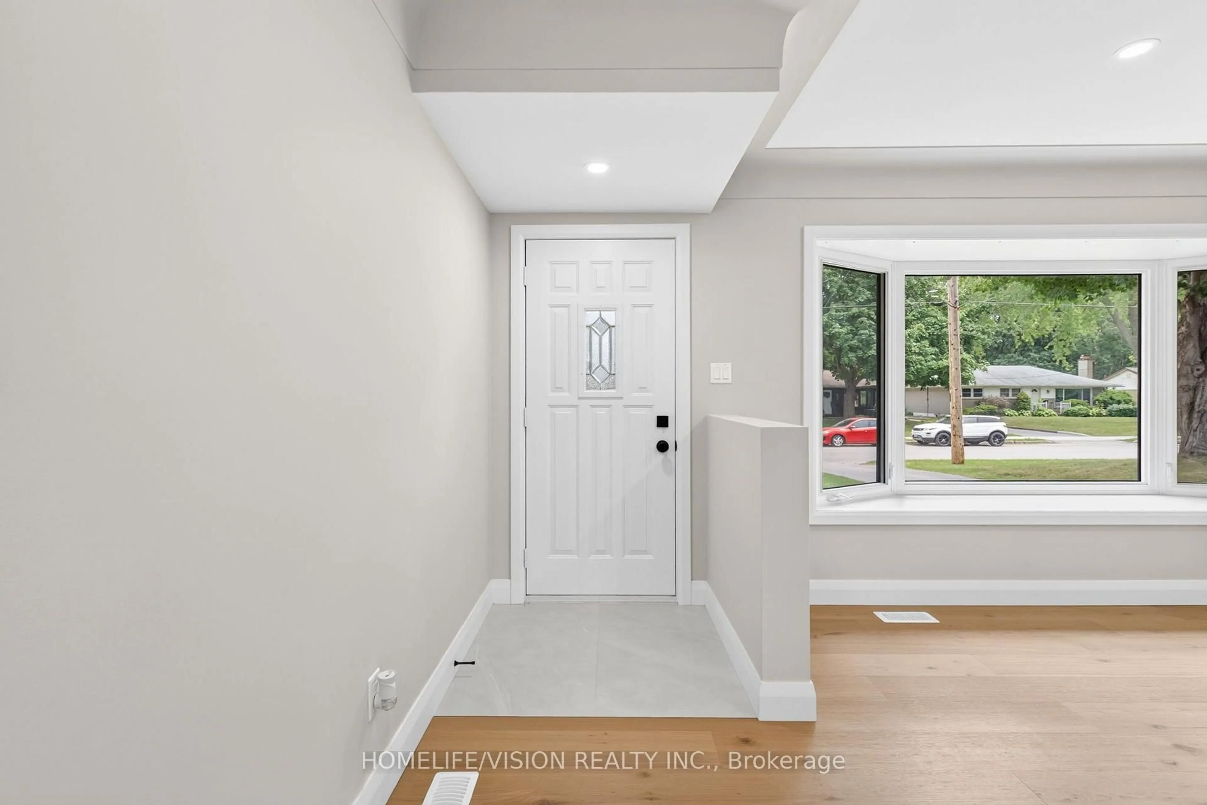 Indoor entryway for 377 Griffith St, London South Ontario N6K 2S1