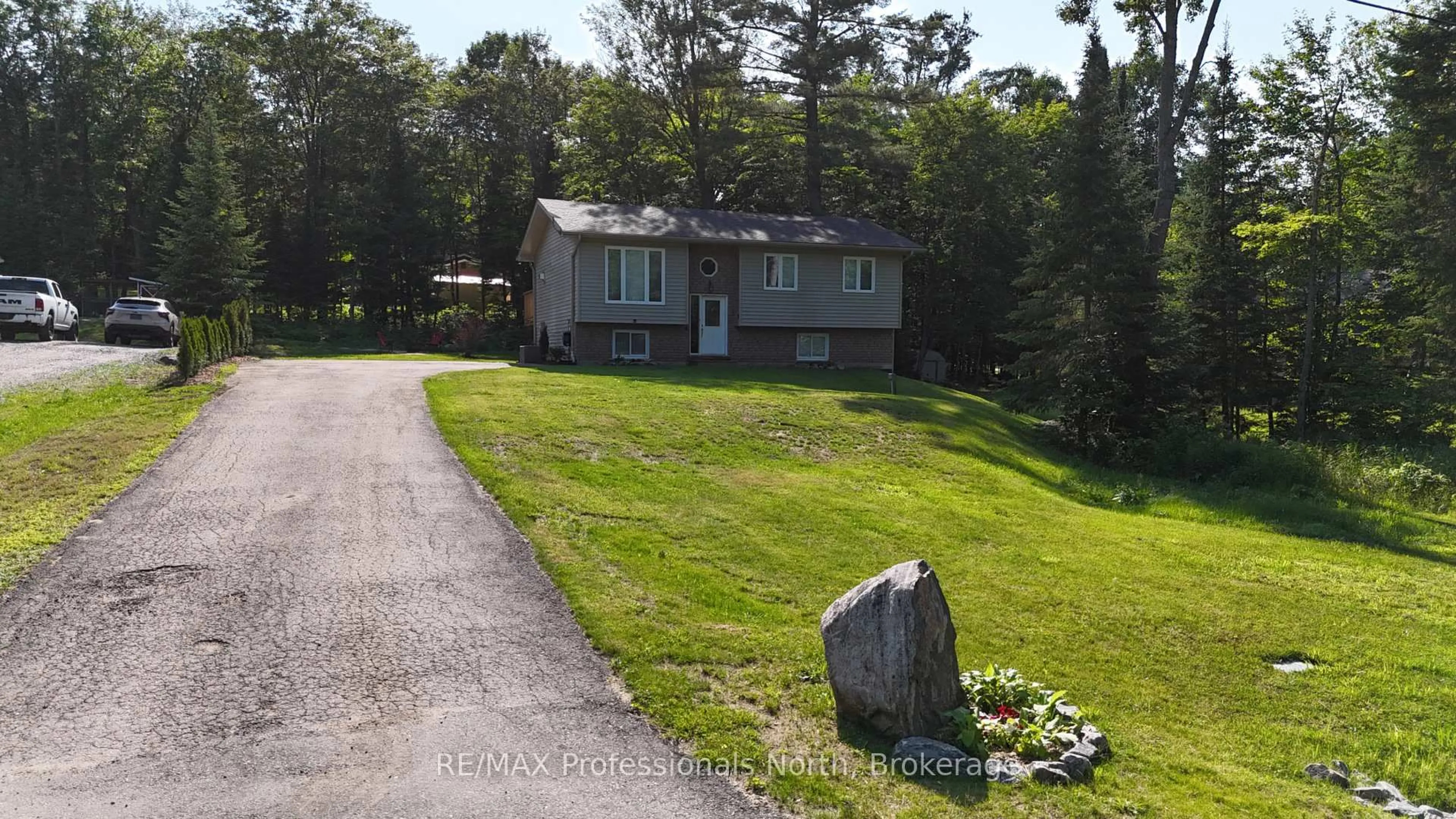 A pic from outside/outdoor area/front of a property/back of a property/a pic from drone, unknown for 1036 Post Rd, Bracebridge Ontario P1L 1W9