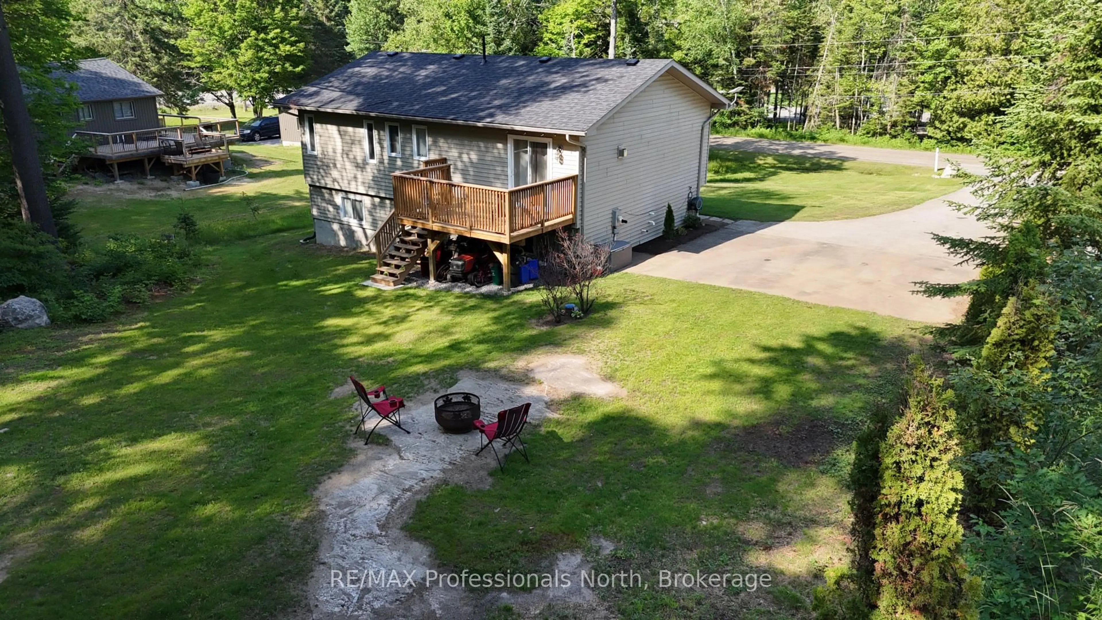 A pic from outside/outdoor area/front of a property/back of a property/a pic from drone, unknown for 1036 Post Rd, Bracebridge Ontario P1L 1W9