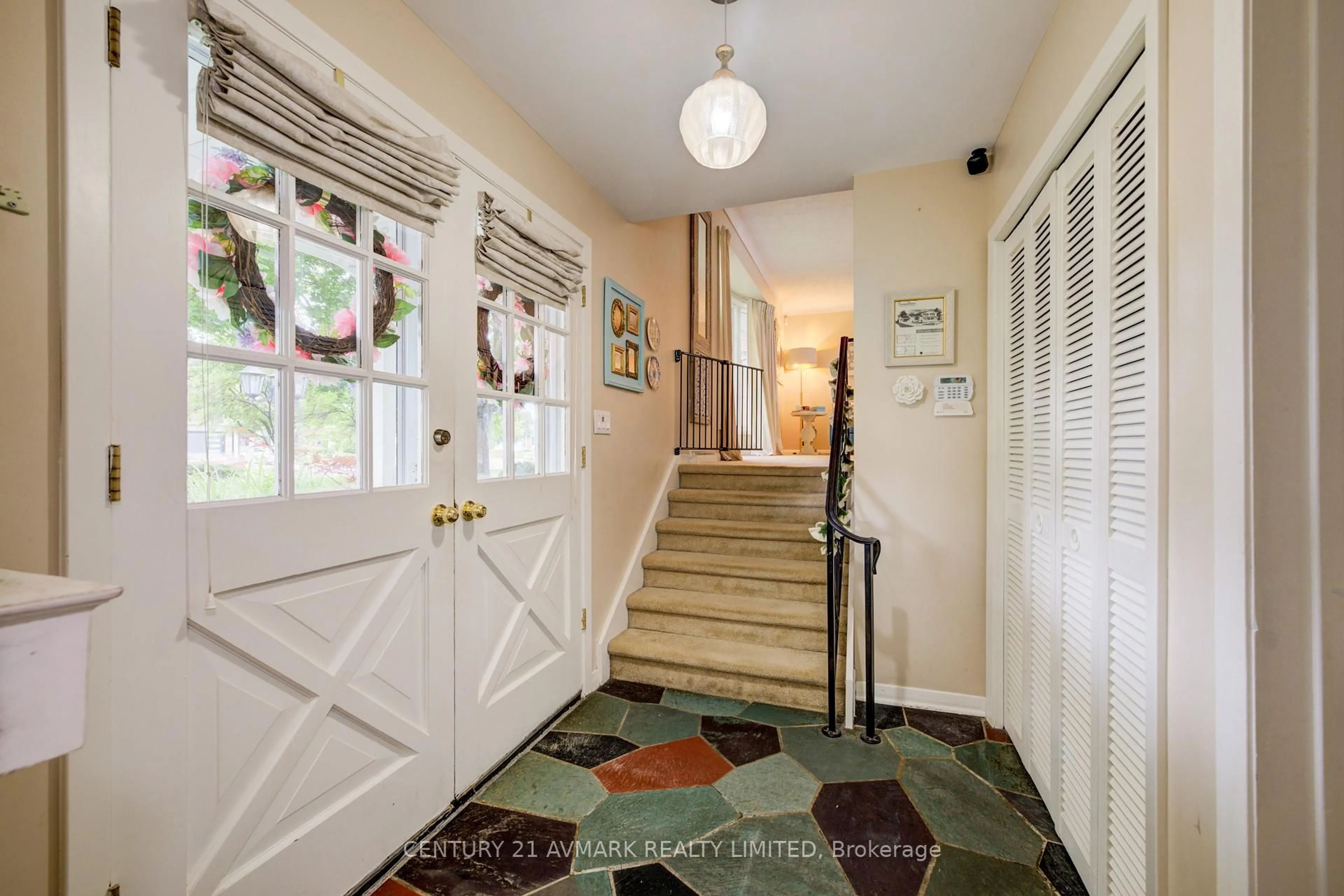 Indoor foyer for 163 Lakeshore Rd, St. Catharines Ontario L2N 2V2