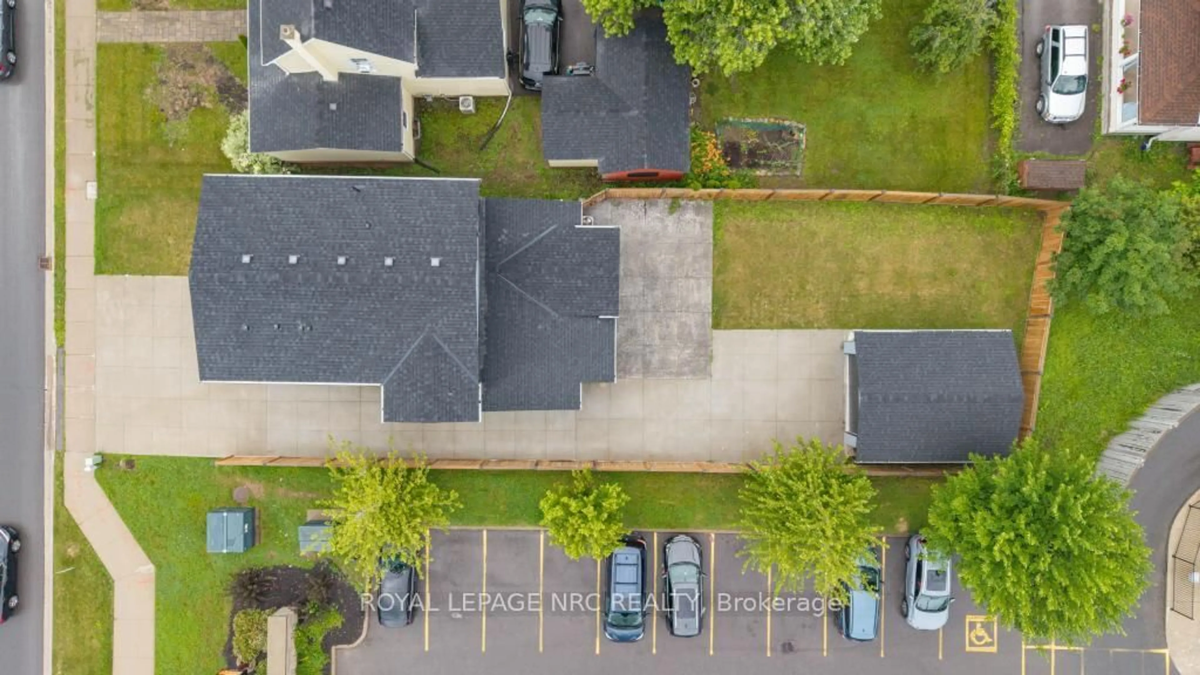 A pic from outside/outdoor area/front of a property/back of a property/a pic from drone, street for 4392 Ontario St, Lincoln Ontario L0R 1B0