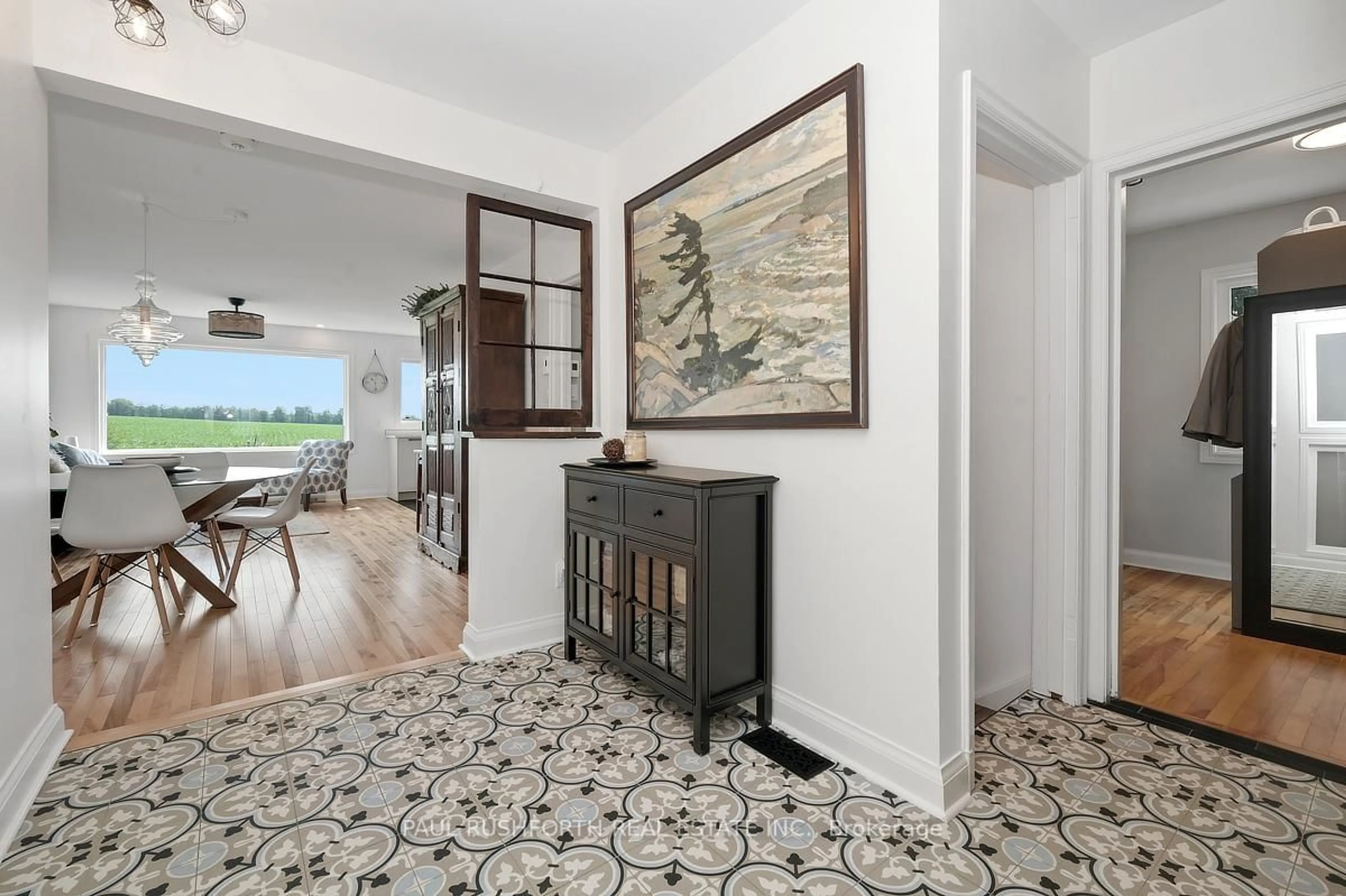 Indoor foyer for 4153 Birchgrove Rd, Sarsfield Ontario K0A 3E0