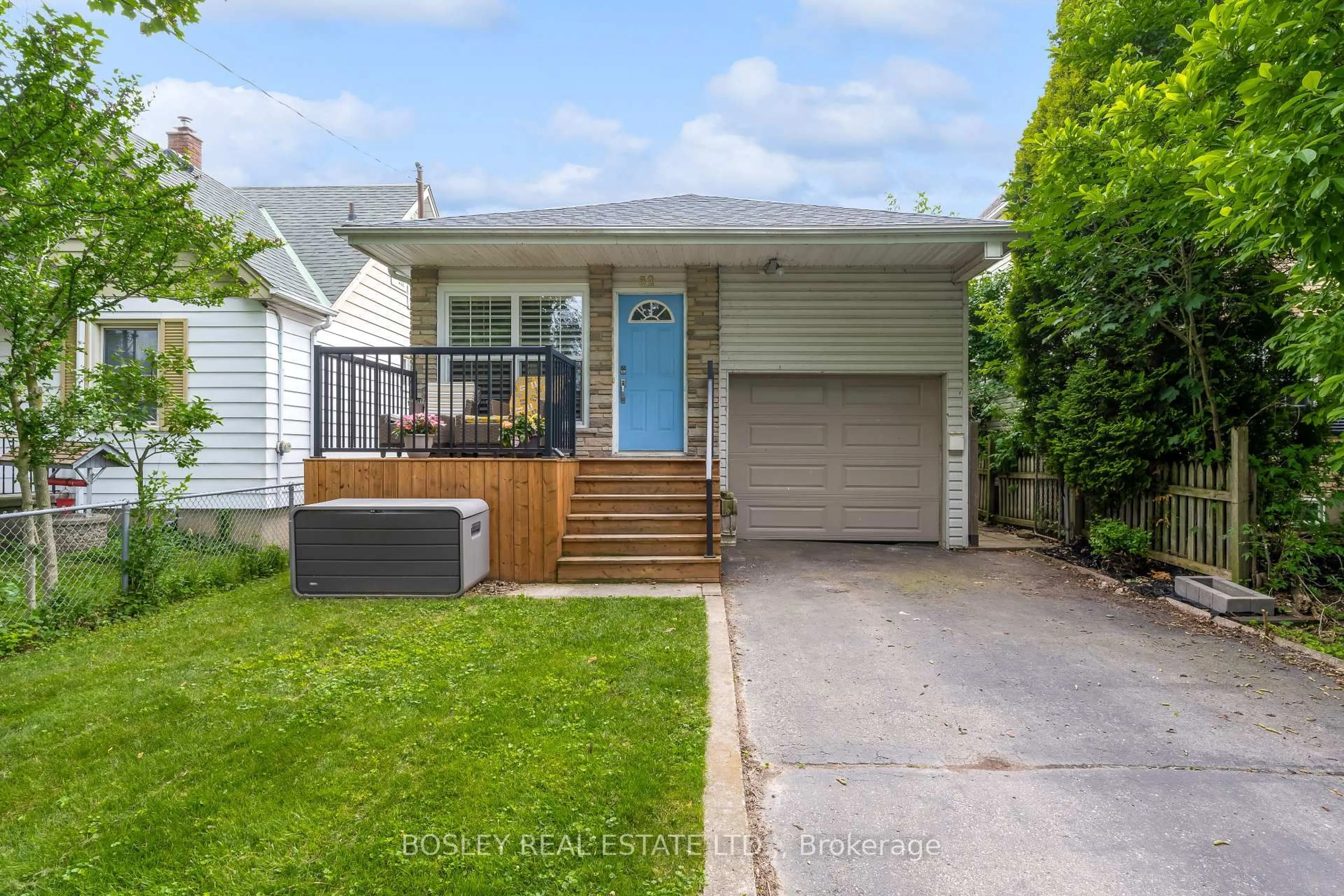Home with vinyl exterior material, street for 32 Grandview Dr, St. Catharines Ontario L2M 1A9
