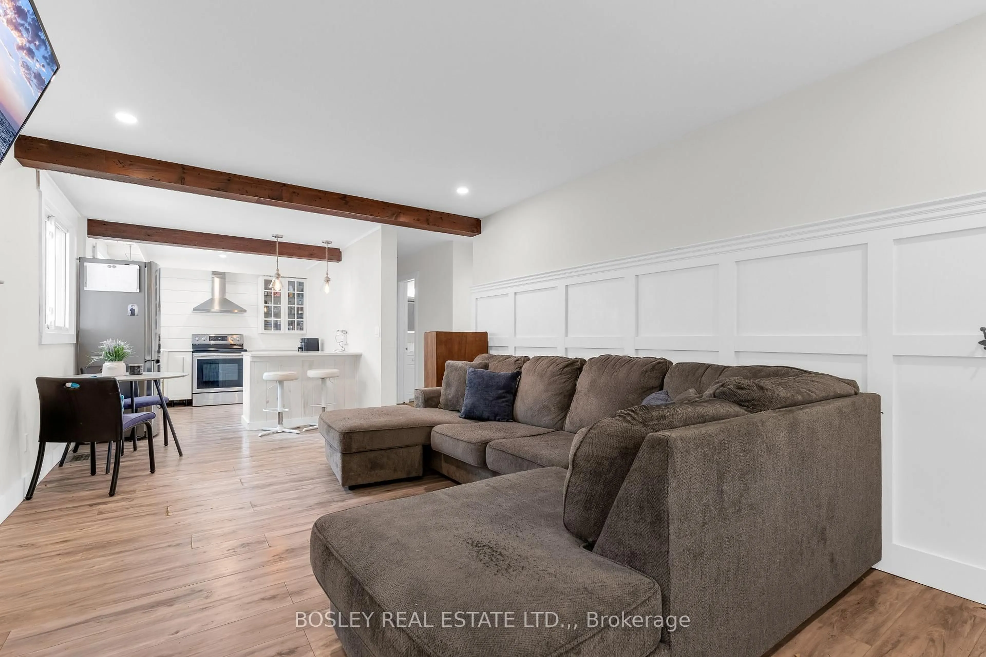 Living room with furniture, unknown for 32 Grandview Dr, St. Catharines Ontario L2M 1A9