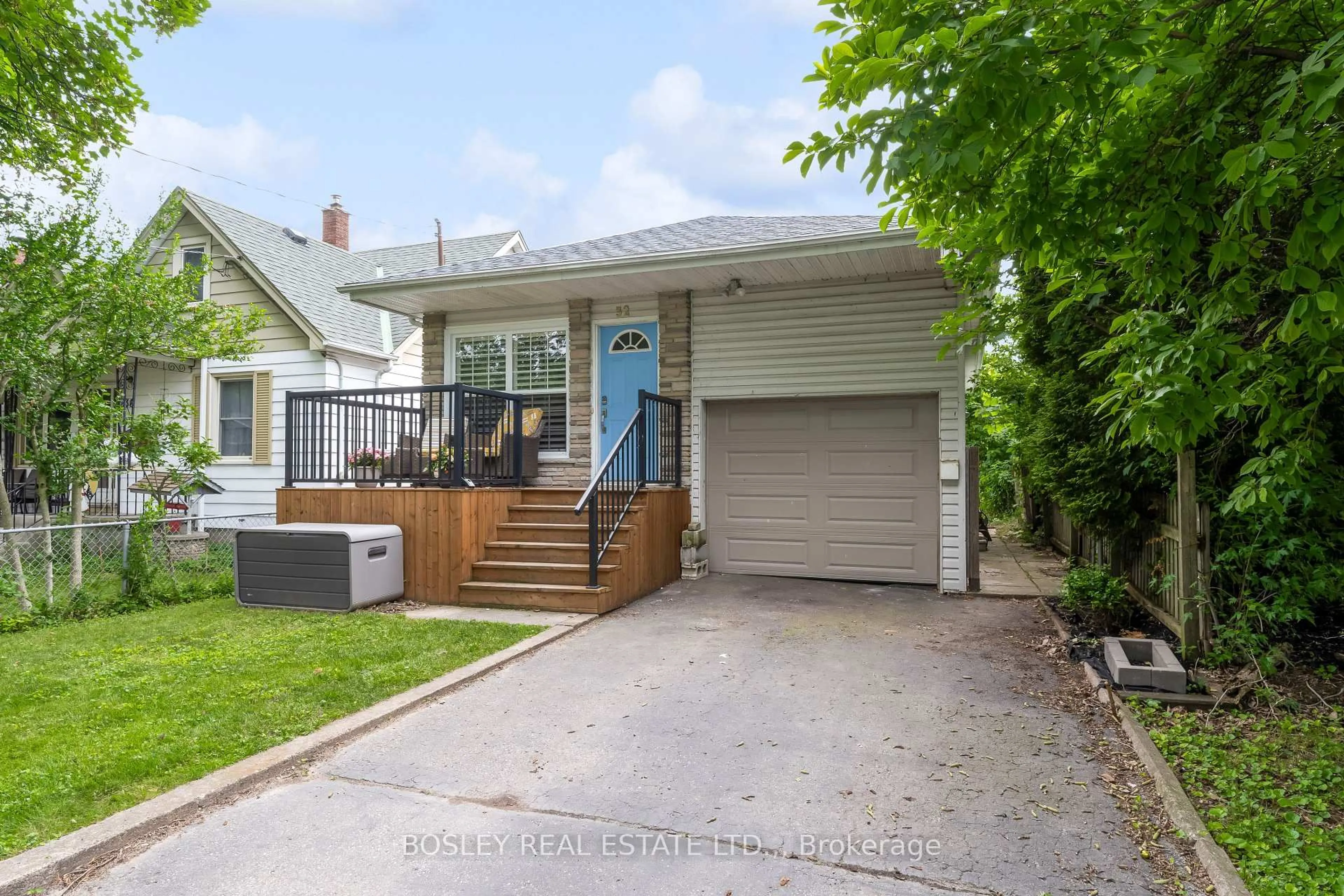 Home with vinyl exterior material, street for 32 Grandview Dr, St. Catharines Ontario L2M 1A9