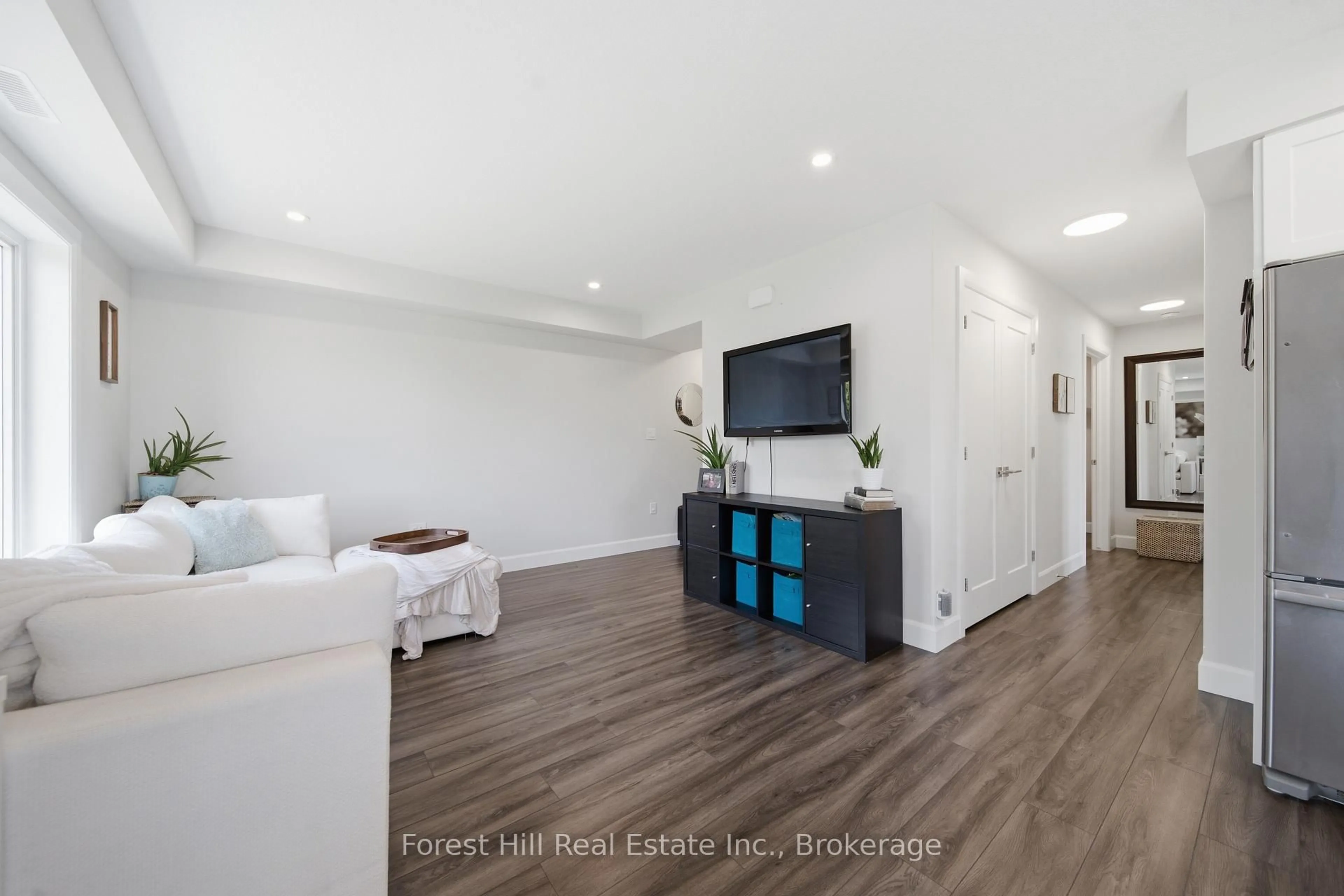 Living room with furniture, wood/laminate floor for 3202 VIVIAN Line #21, Stratford Ontario N5A 0K6