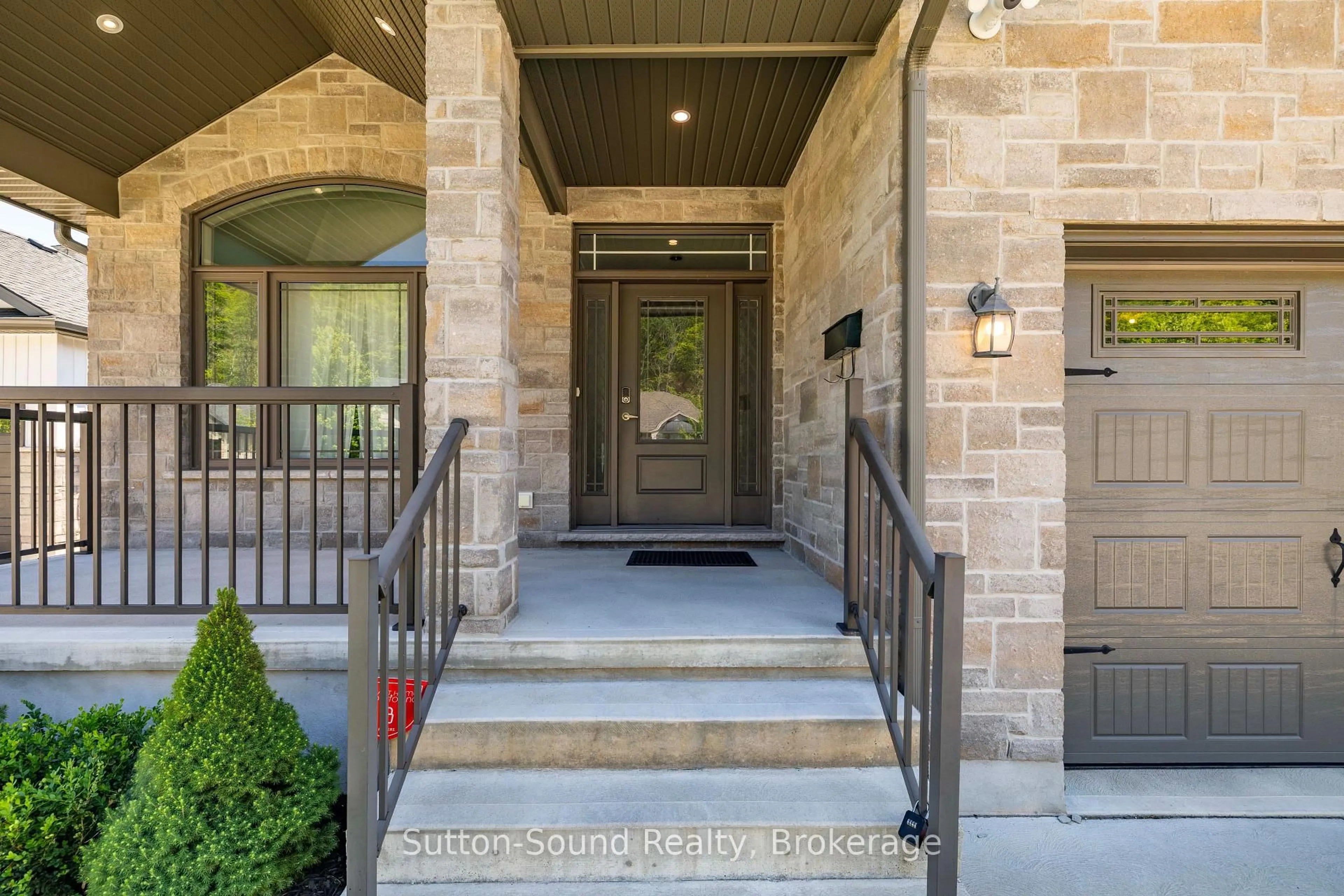 Indoor entryway for 315 6th Ave, Owen Sound Ontario N4K 6K7