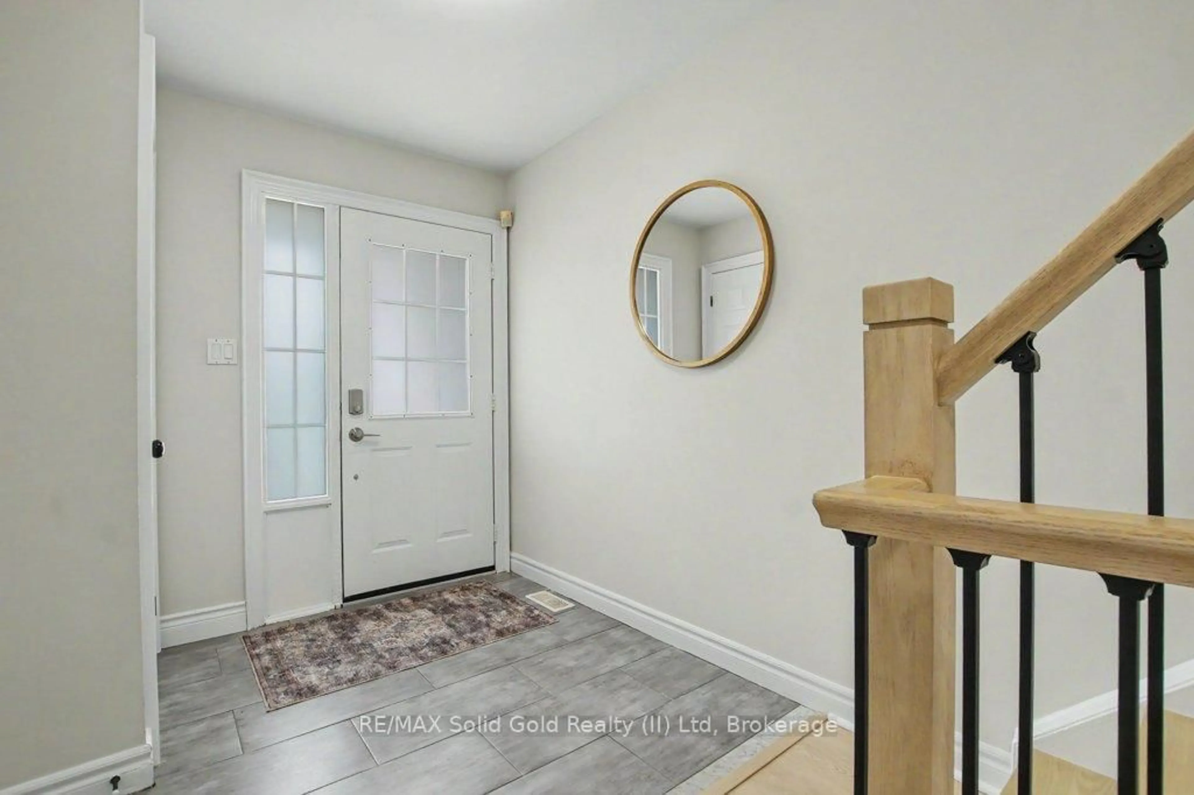 Indoor entryway for 400 Laurel Gate Dr, Waterloo Ontario N2T 2S6