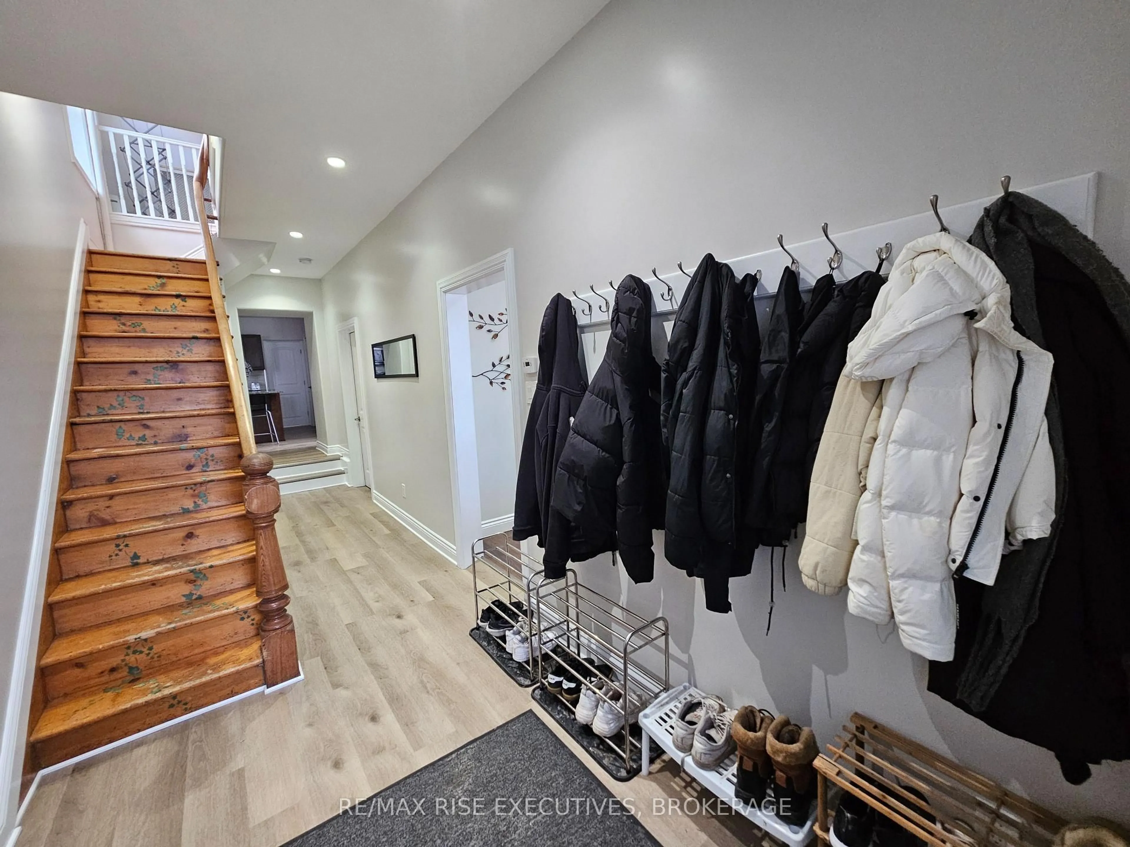 Indoor entryway for 524 Frontenac St, Kingston Ontario K7K 4M1