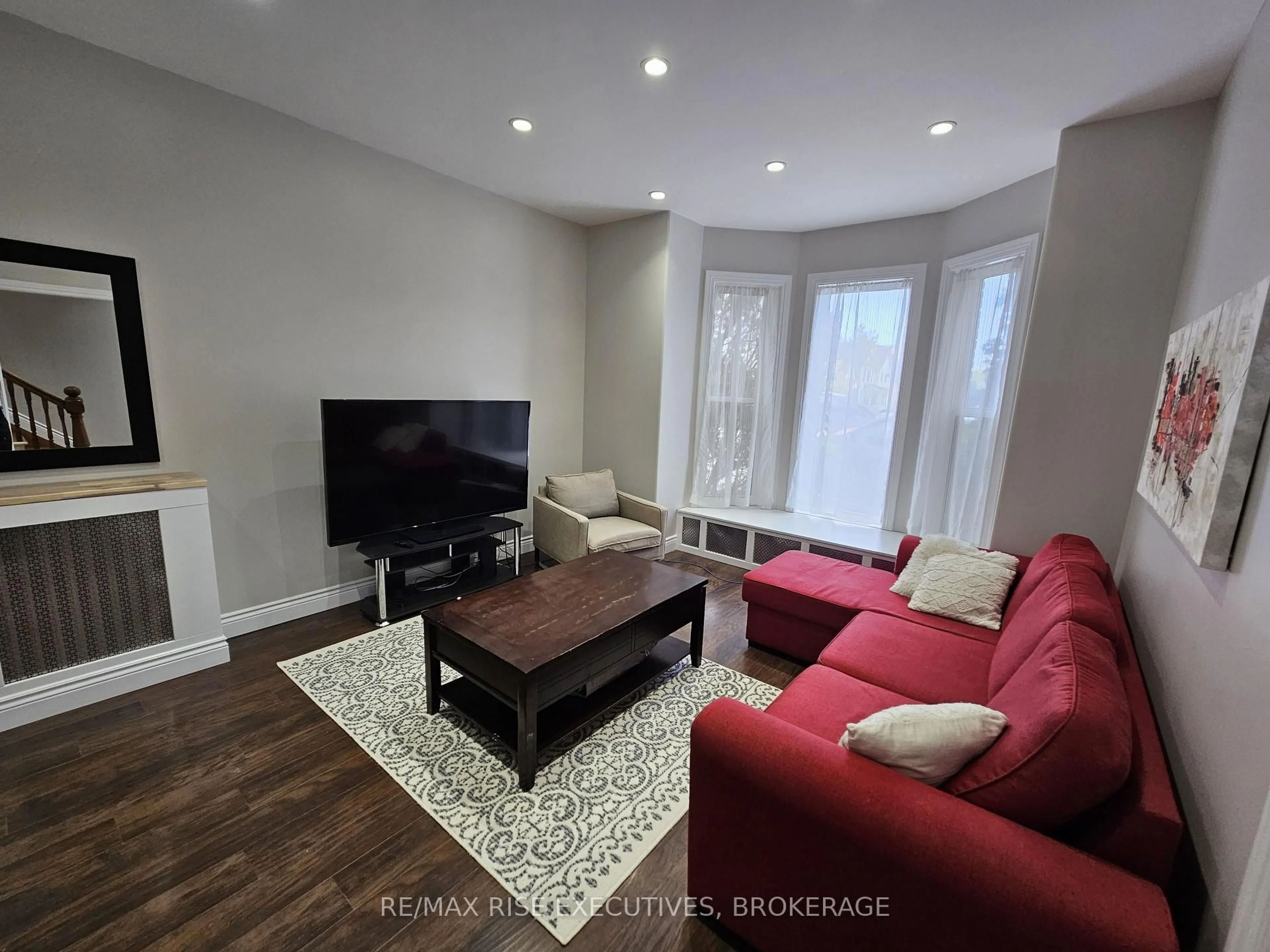 Living room with furniture, wood/laminate floor for 524 Frontenac St, Kingston Ontario K7K 4M1