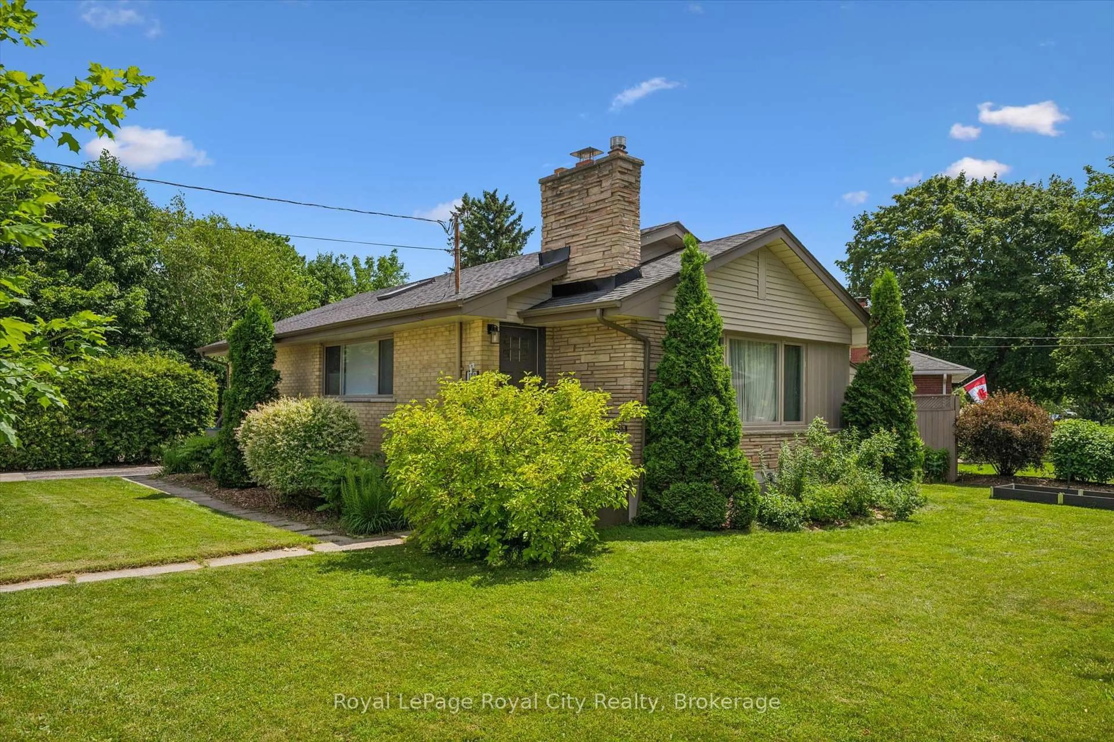 A pic from outside/outdoor area/front of a property/back of a property/a pic from drone, street for 190 Metcalfe St, Guelph Ontario N1E 4Y3