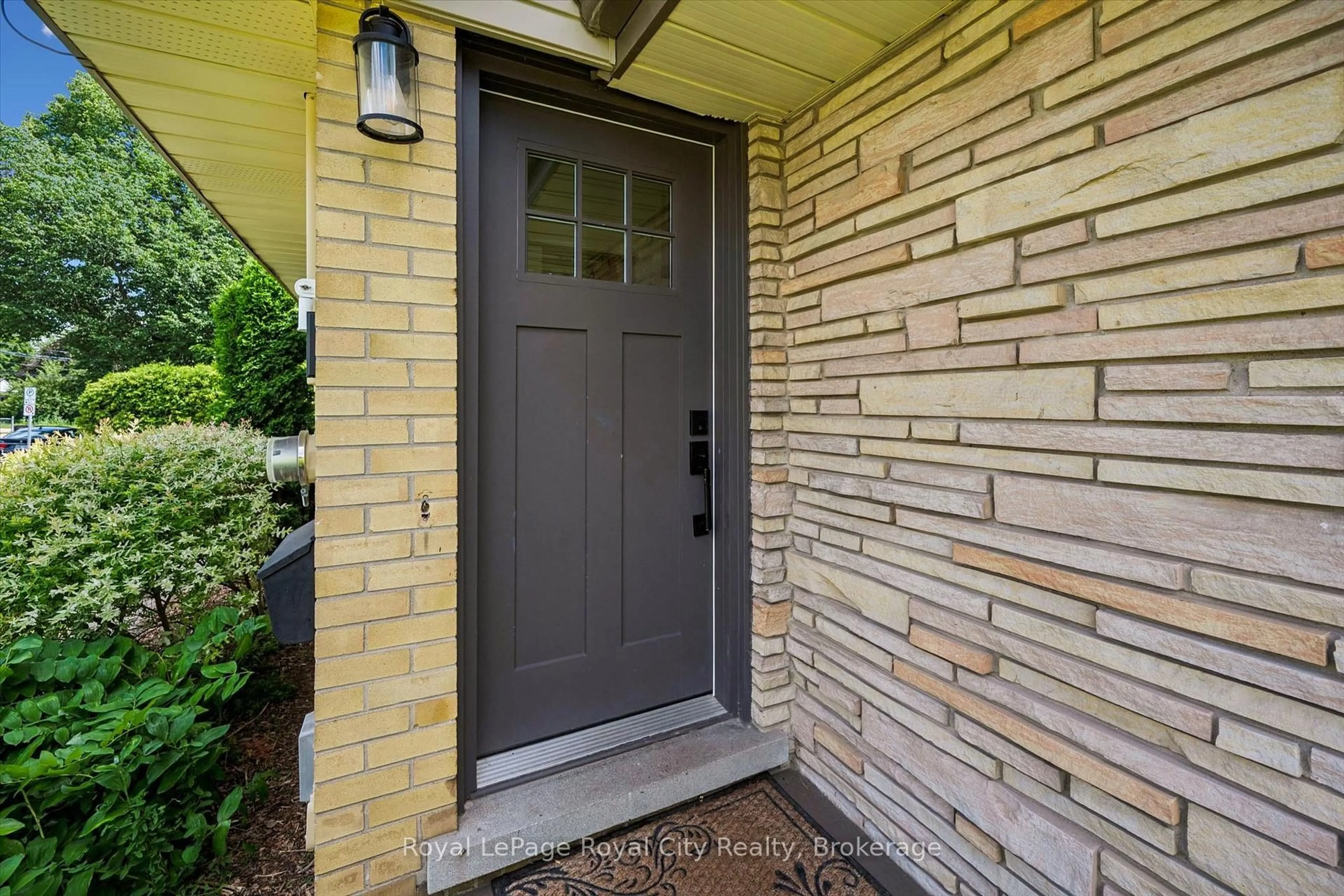 Indoor entryway for 190 Metcalfe St, Guelph Ontario N1E 4Y3