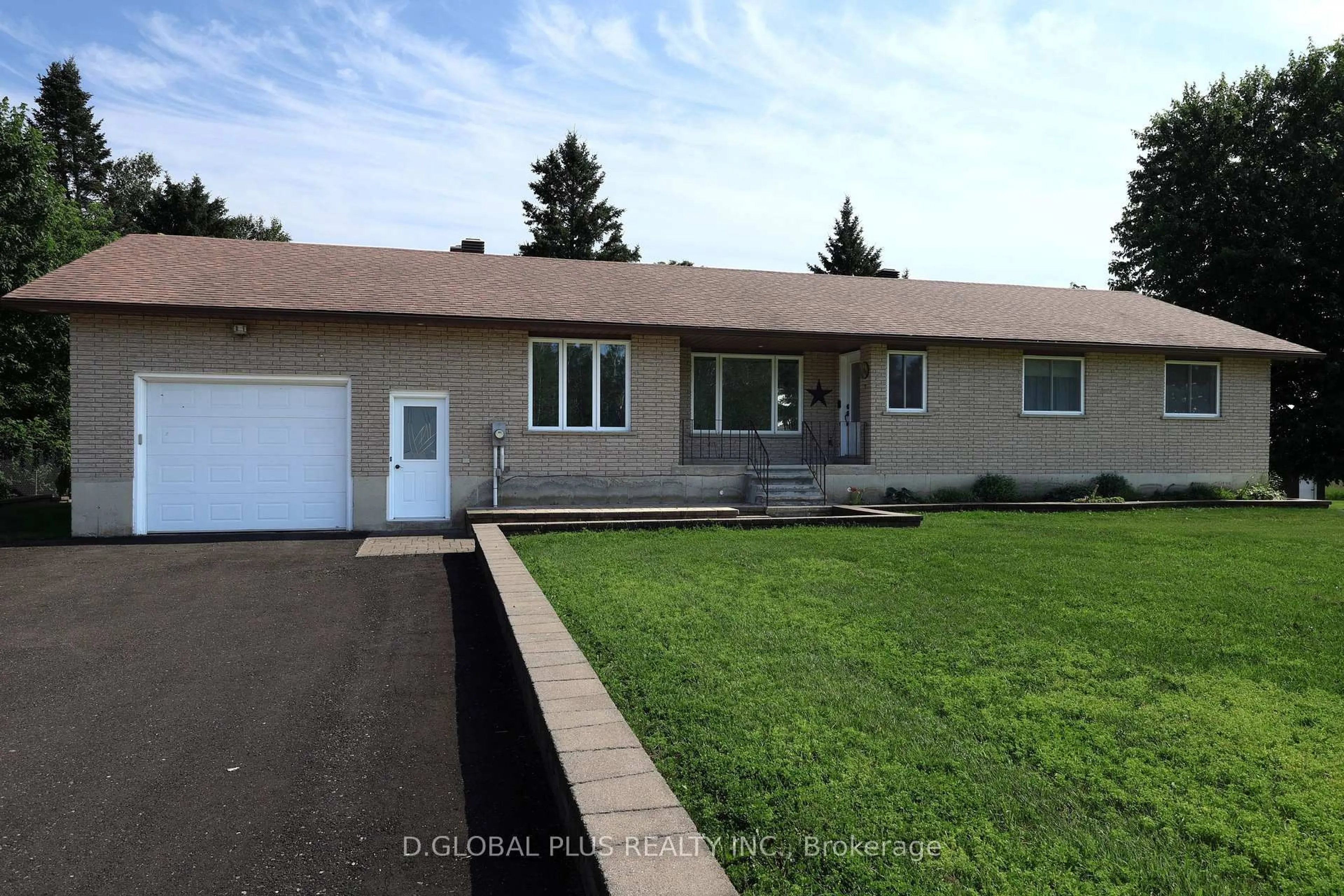 Home with vinyl exterior material, street for 15628 Route 43 Rte, North Stormont Ontario K0C 1K0
