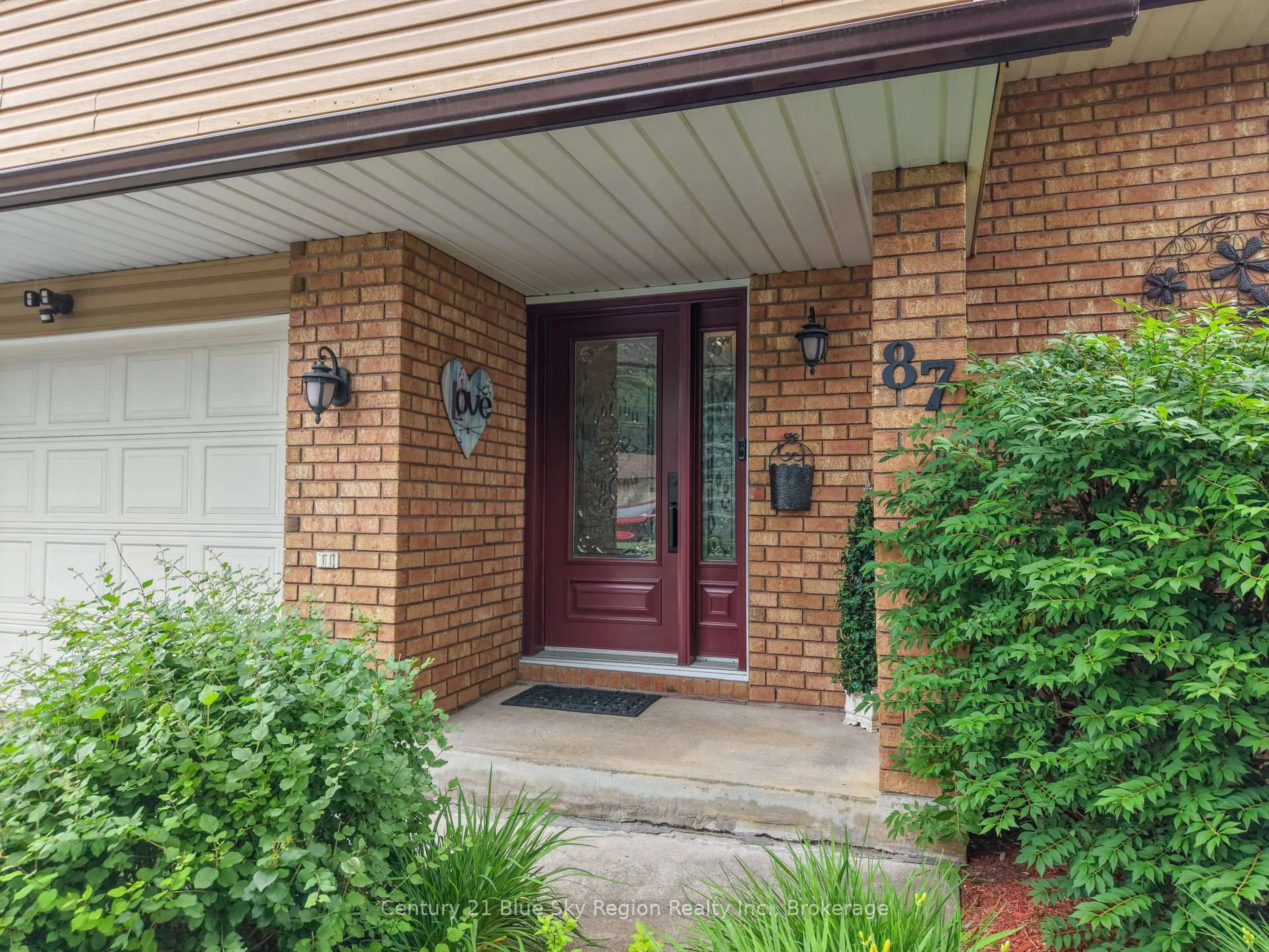 Indoor entryway for 87 Labreche Dr, North Bay Ontario P1A 3R6