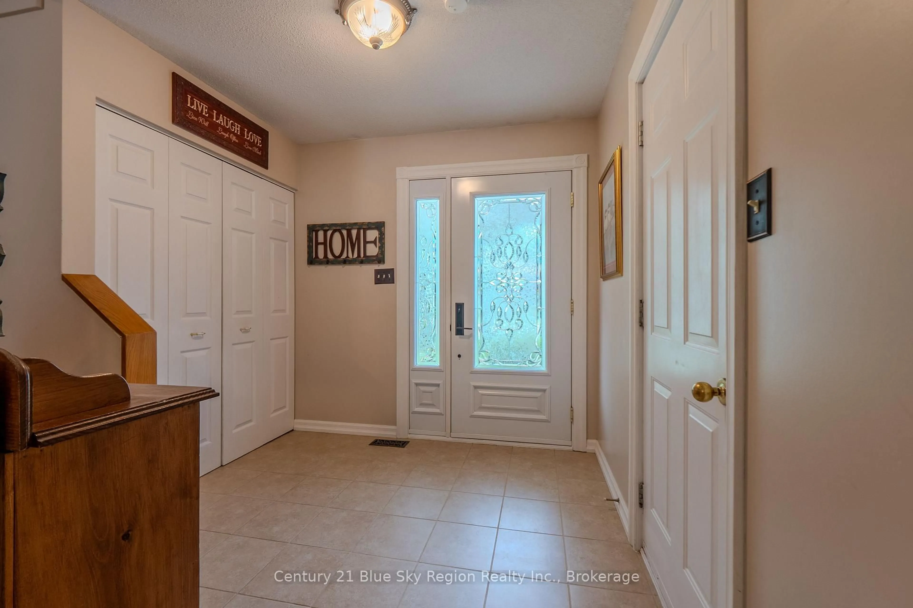 Indoor entryway for 87 Labreche Dr, North Bay Ontario P1A 3R6