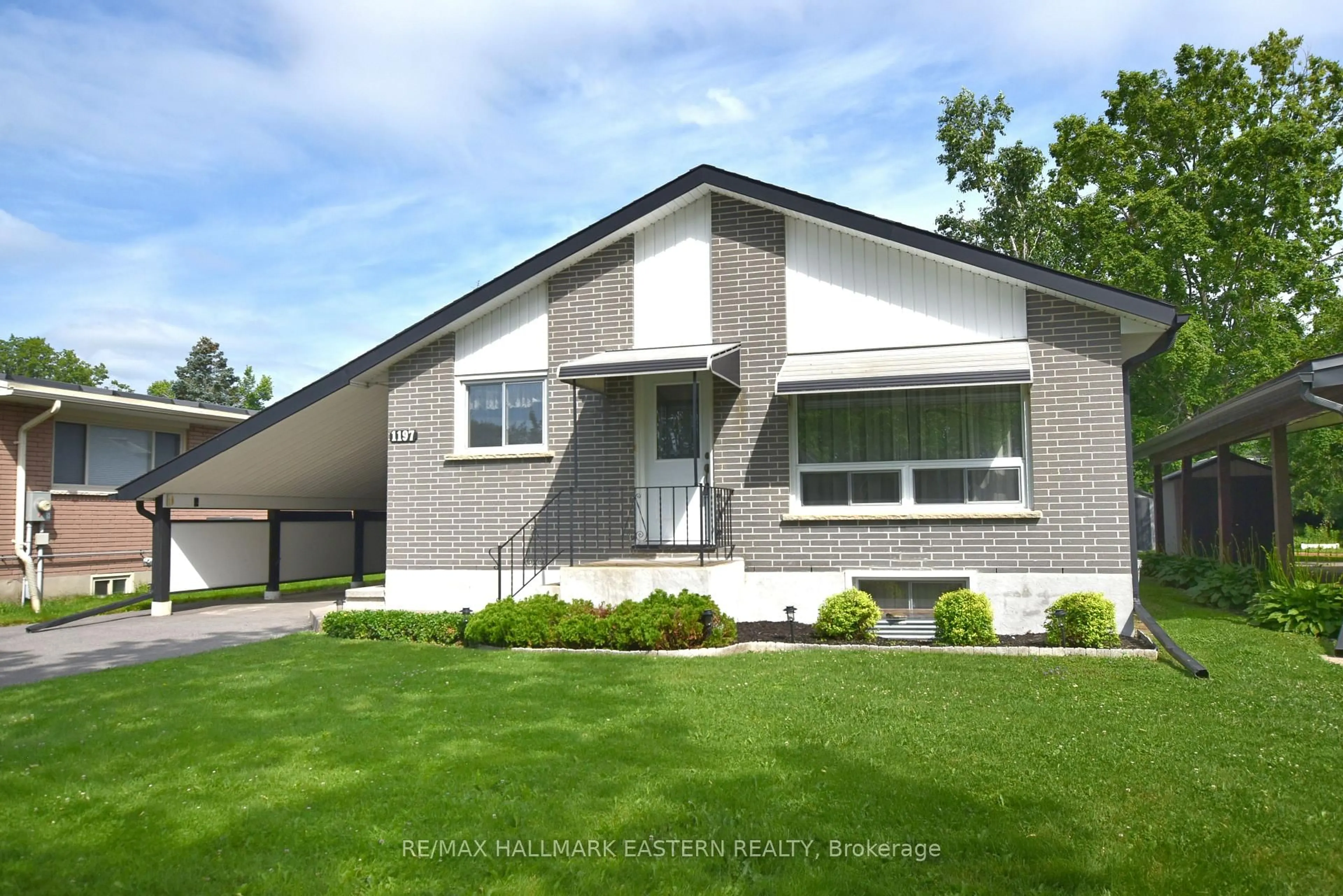 Home with vinyl exterior material, street for 1197 Trentway Vista, Peterborough Ontario K9H 6N7