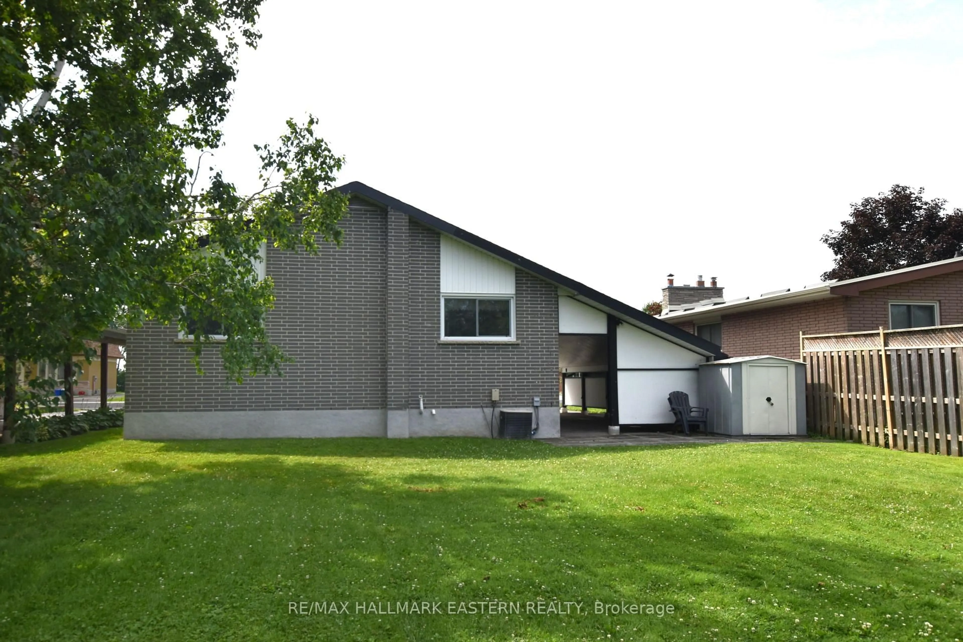 Home with vinyl exterior material, street for 1197 Trentway Vista, Peterborough Ontario K9H 6N7