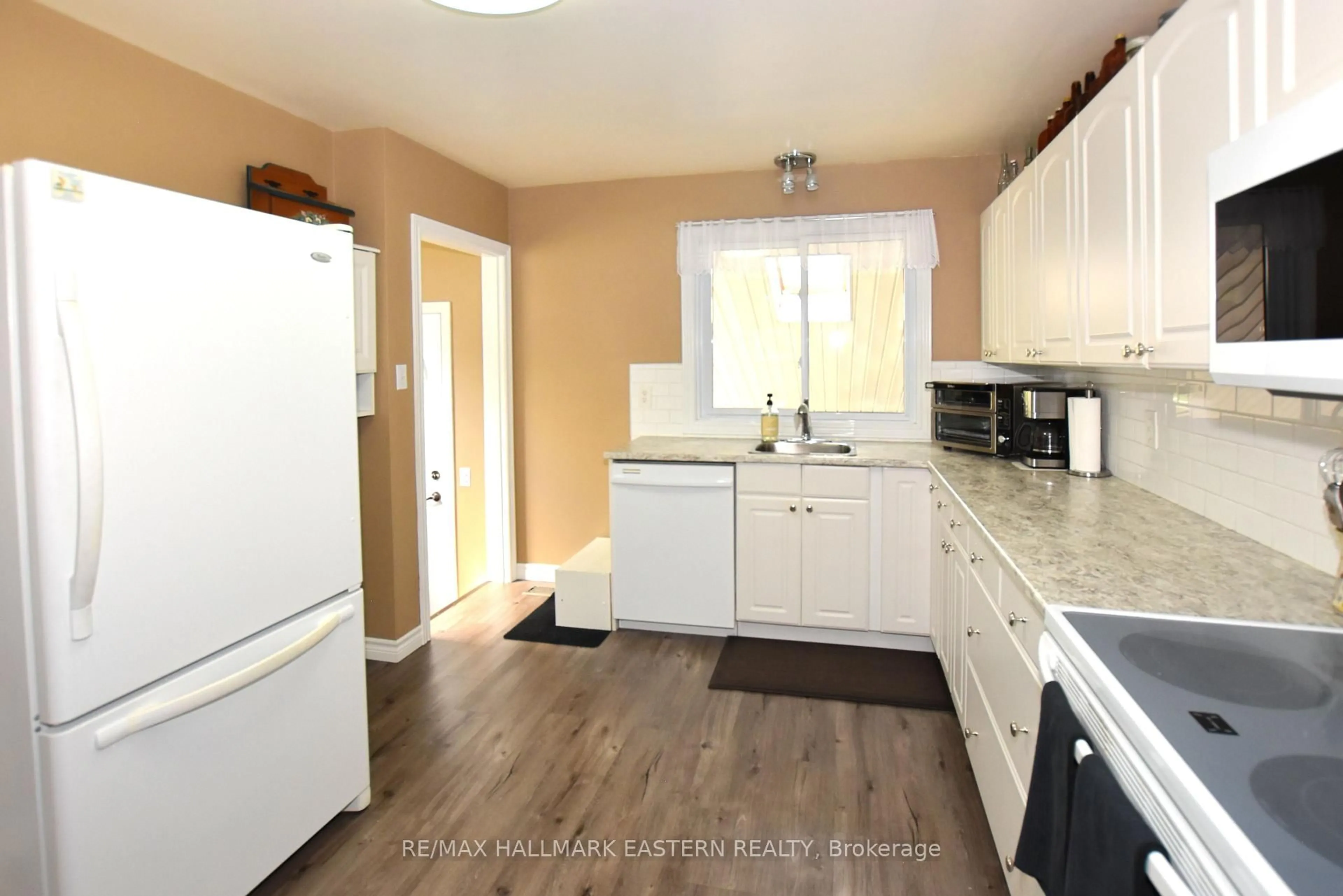 Standard kitchen, unknown for 1197 Trentway Vista, Peterborough Ontario K9H 6N7