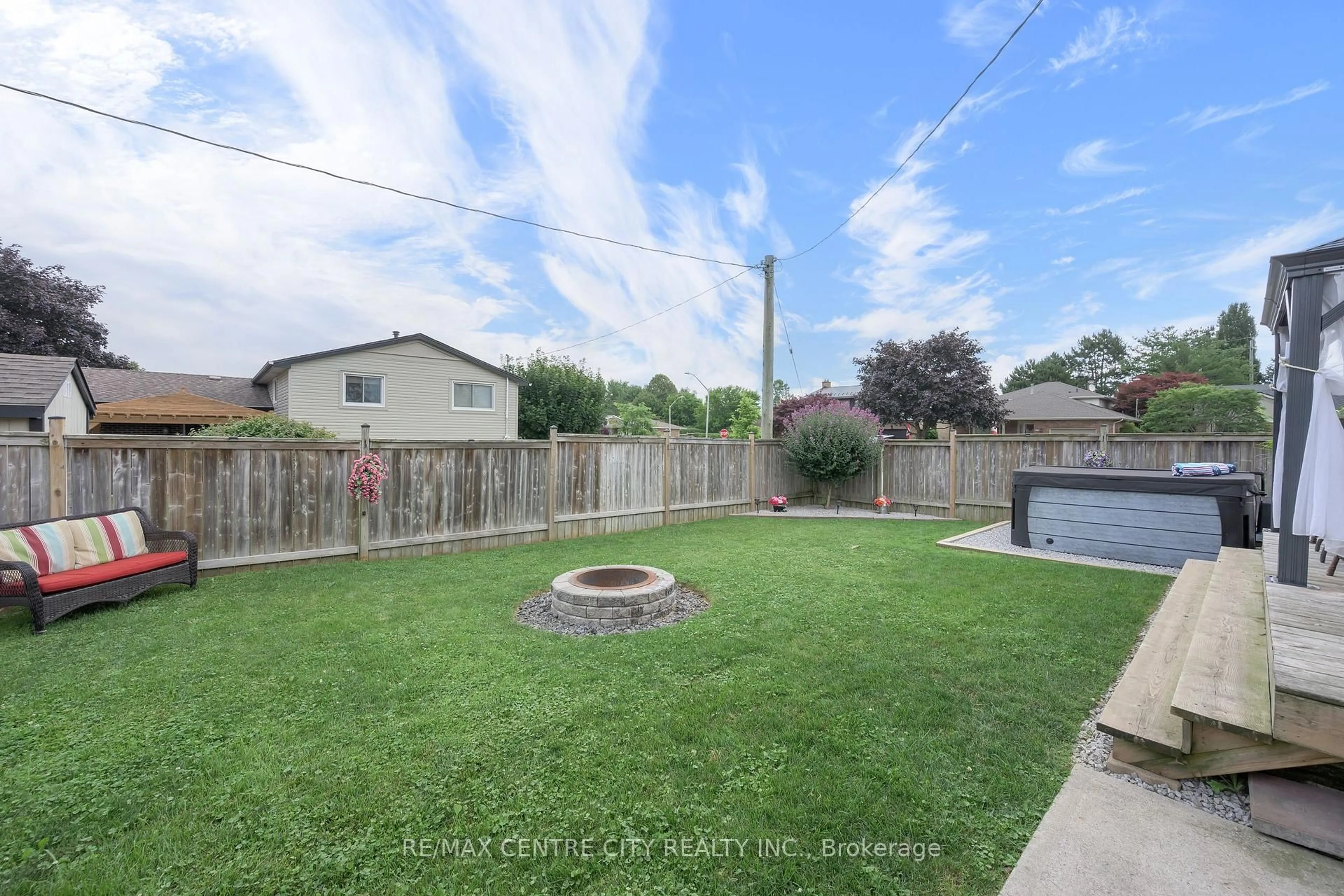 A pic from outside/outdoor area/front of a property/back of a property/a pic from drone, street for 1 Idsardi Ave, St. Thomas Ontario N5R 5P5