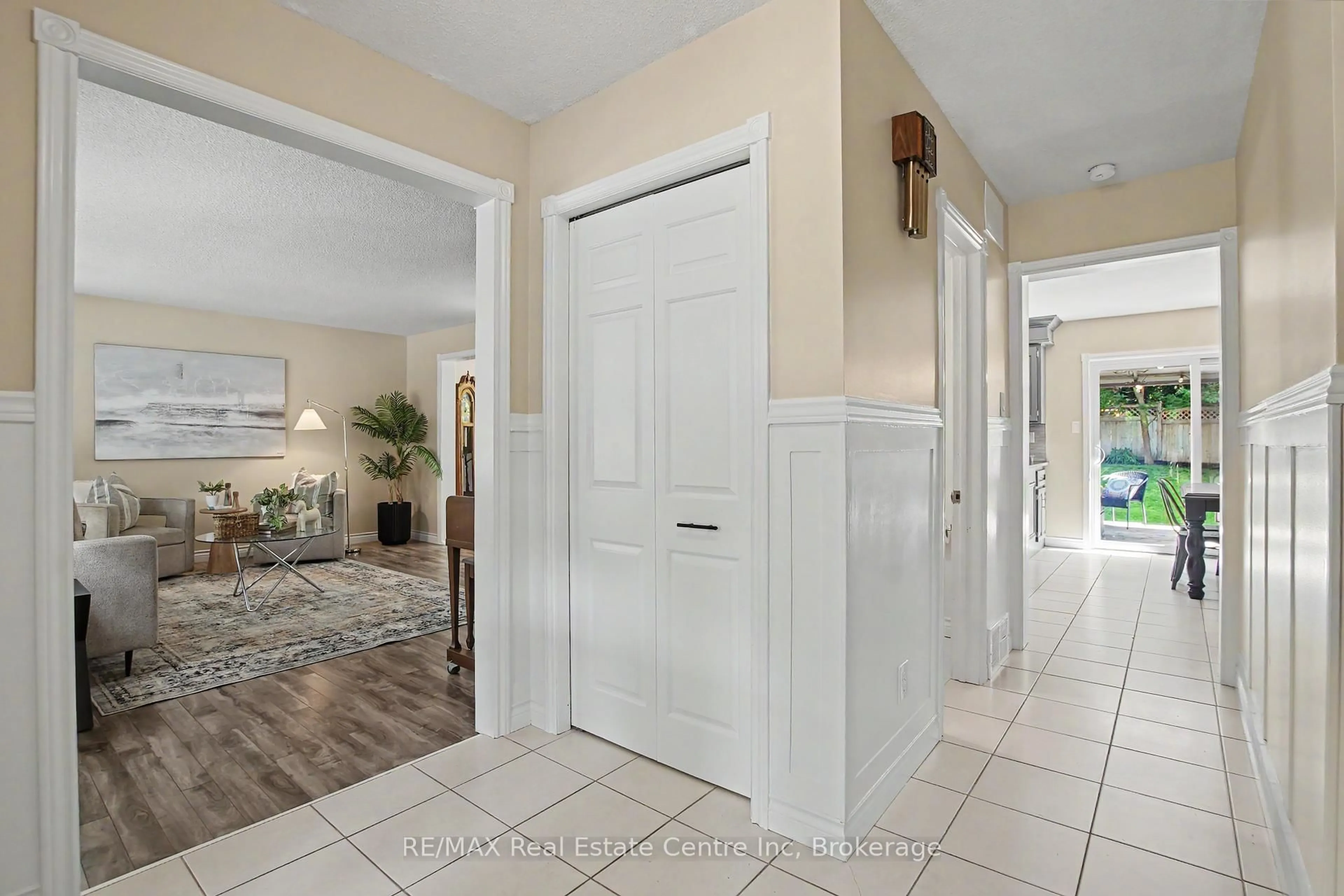 Indoor entryway for 364 Kribs St, Cambridge Ontario N3C 3L6