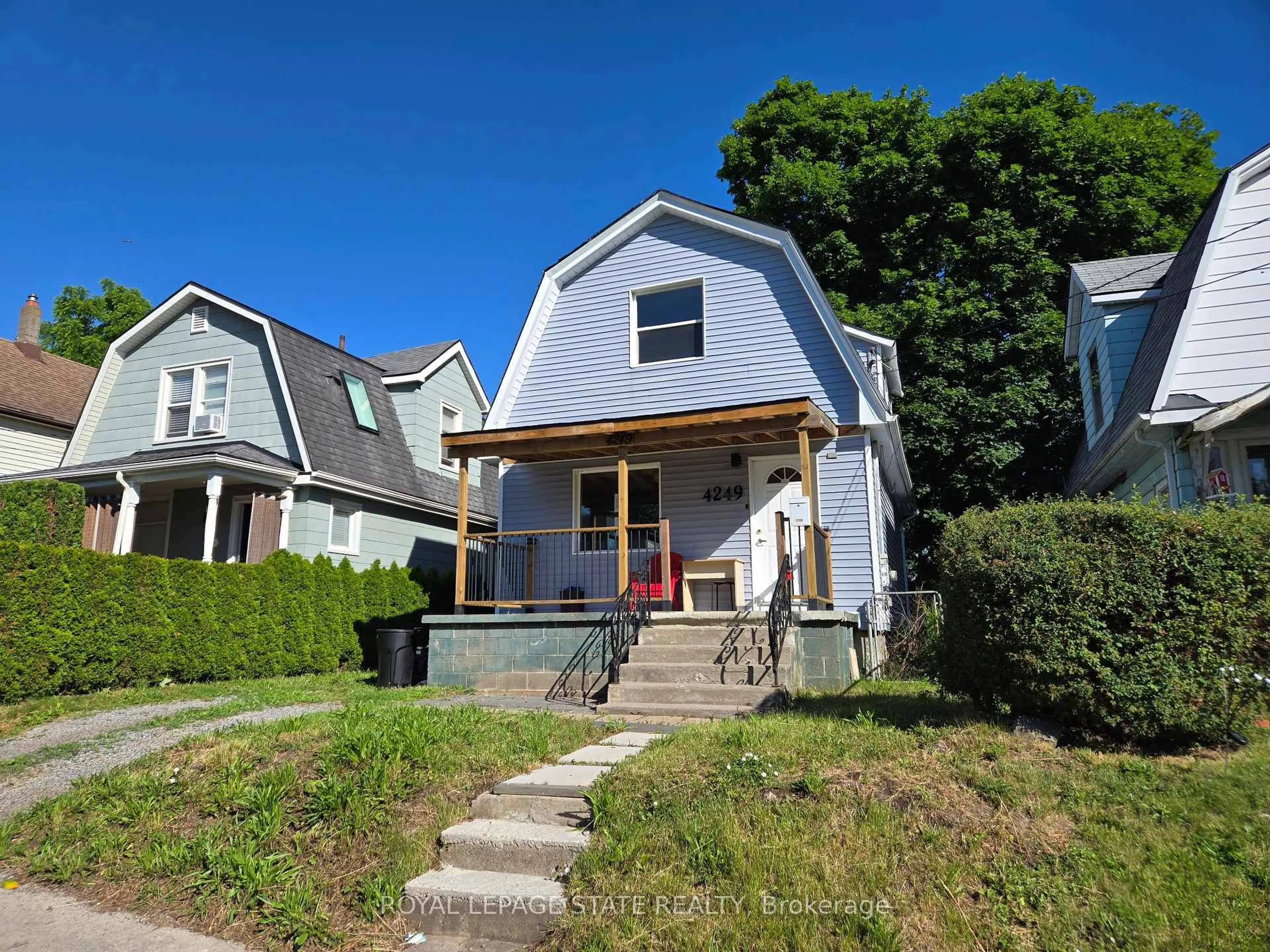 Home with vinyl exterior material, street for 4249 Elgin St, Niagara Falls Ontario L2E 2X7