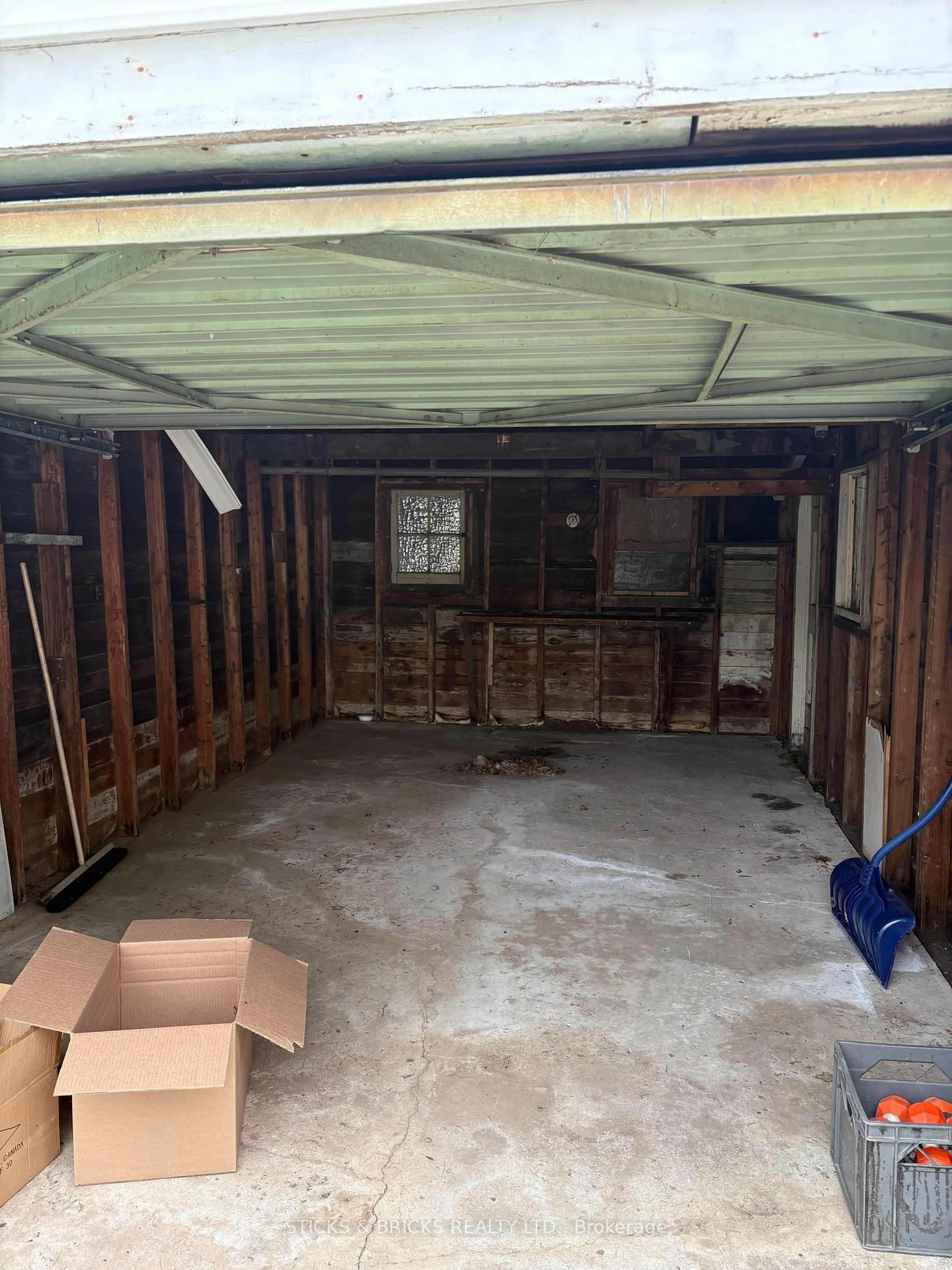 Indoor garage for 3826 Welland St, Niagara Falls Ontario L2G 6J4