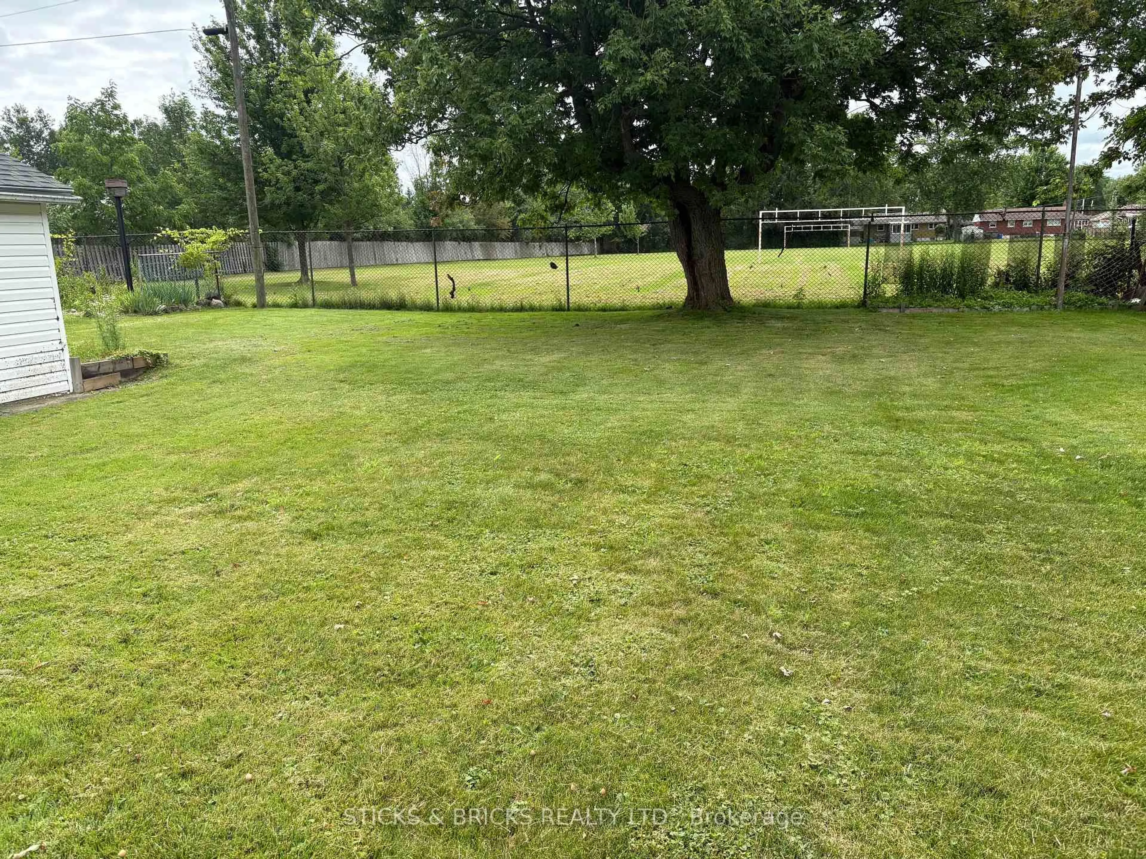 A pic from outside/outdoor area/front of a property/back of a property/a pic from drone, forest/trees view for 3826 Welland St, Niagara Falls Ontario L2G 6J4