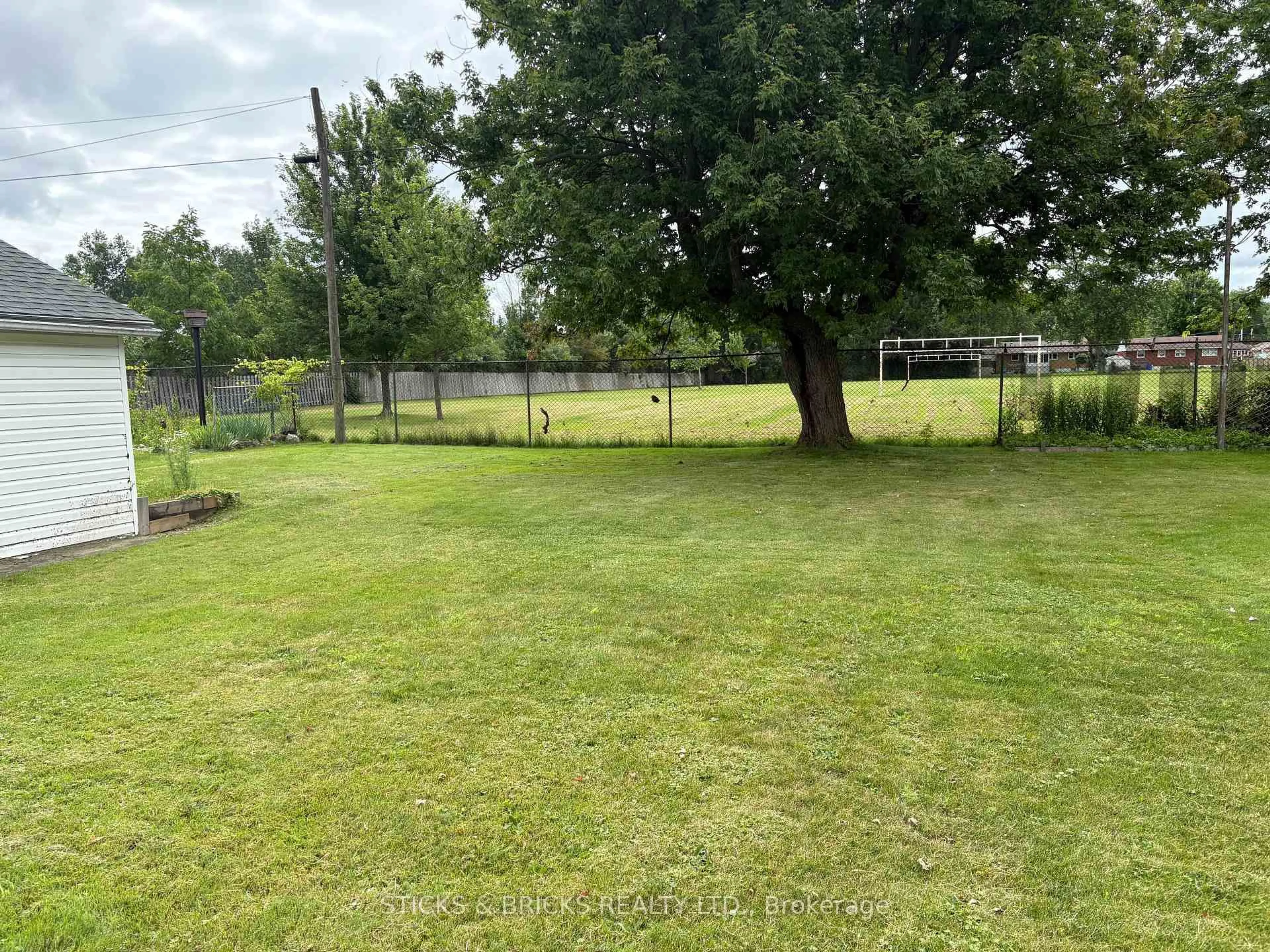 A pic from outside/outdoor area/front of a property/back of a property/a pic from drone, unknown for 3826 Welland St, Niagara Falls Ontario L2G 6J4