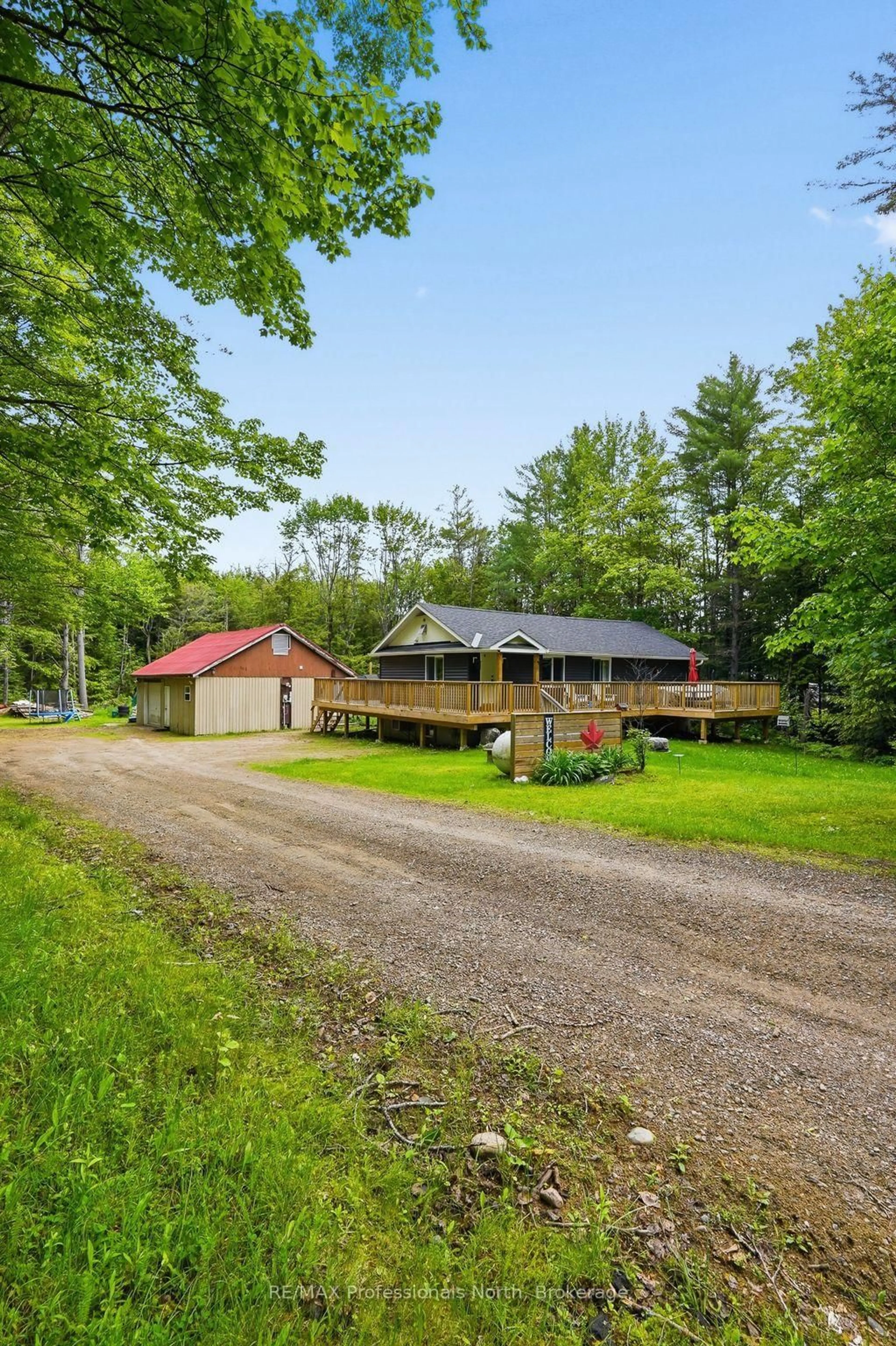 A pic from outside/outdoor area/front of a property/back of a property/a pic from drone, unknown for 264 Stephenson 4 Rd, Huntsville Ontario P0B 1M0
