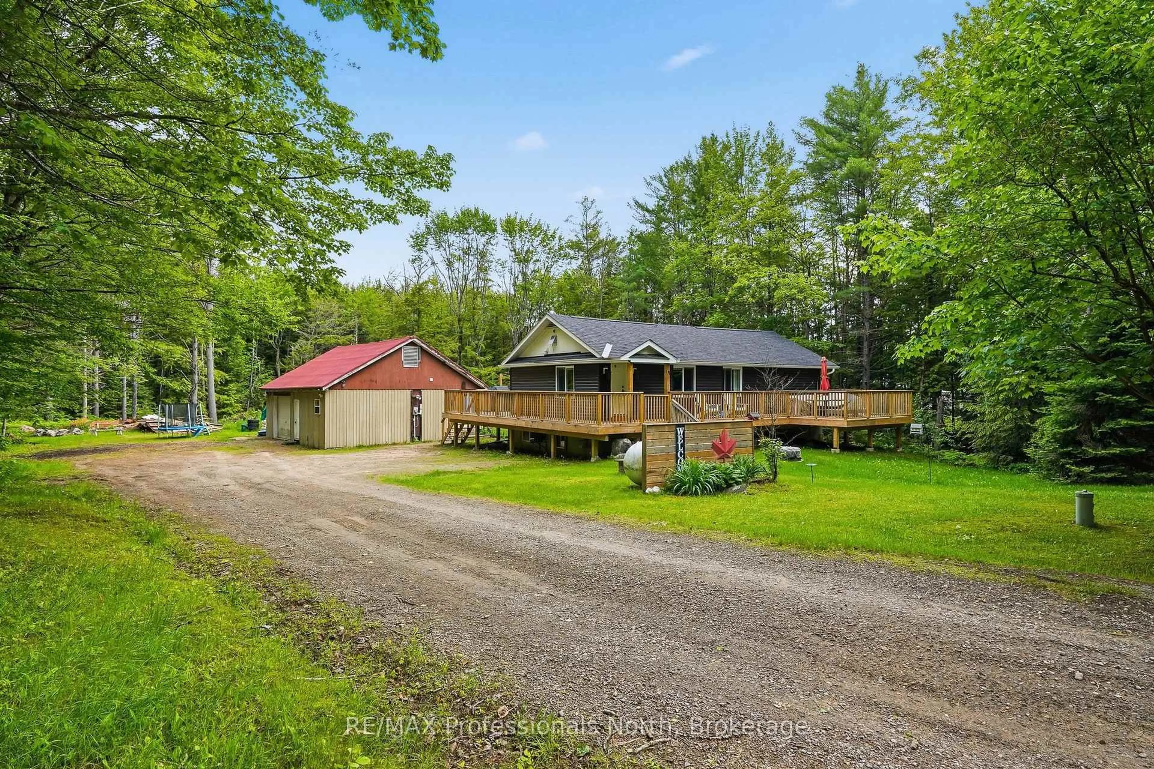 A pic from outside/outdoor area/front of a property/back of a property/a pic from drone, unknown for 264 Stephenson 4 Rd, Huntsville Ontario P0B 1M0