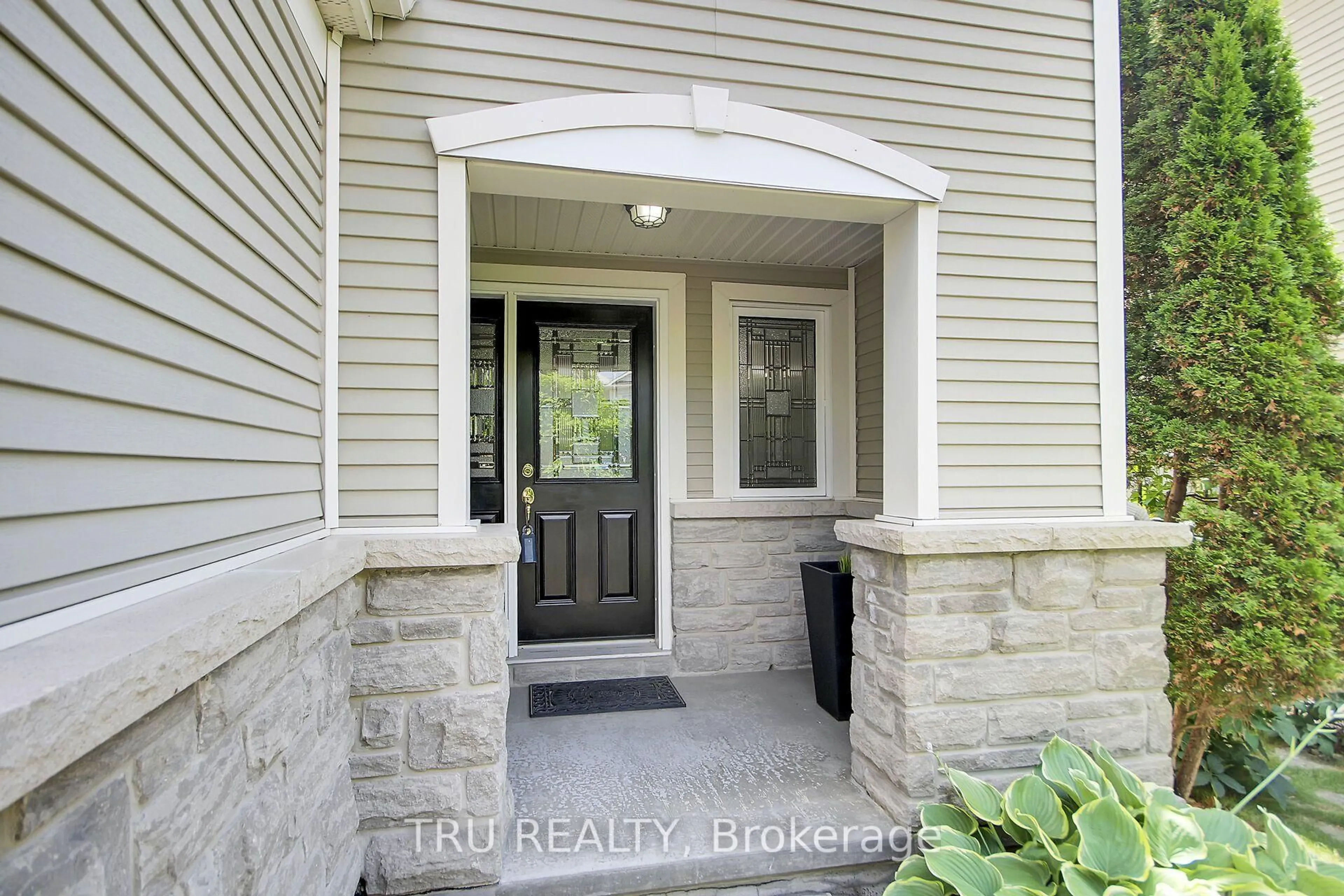 Indoor entryway for 109 Braddock Private, Ottawa Ontario K2J 0E7